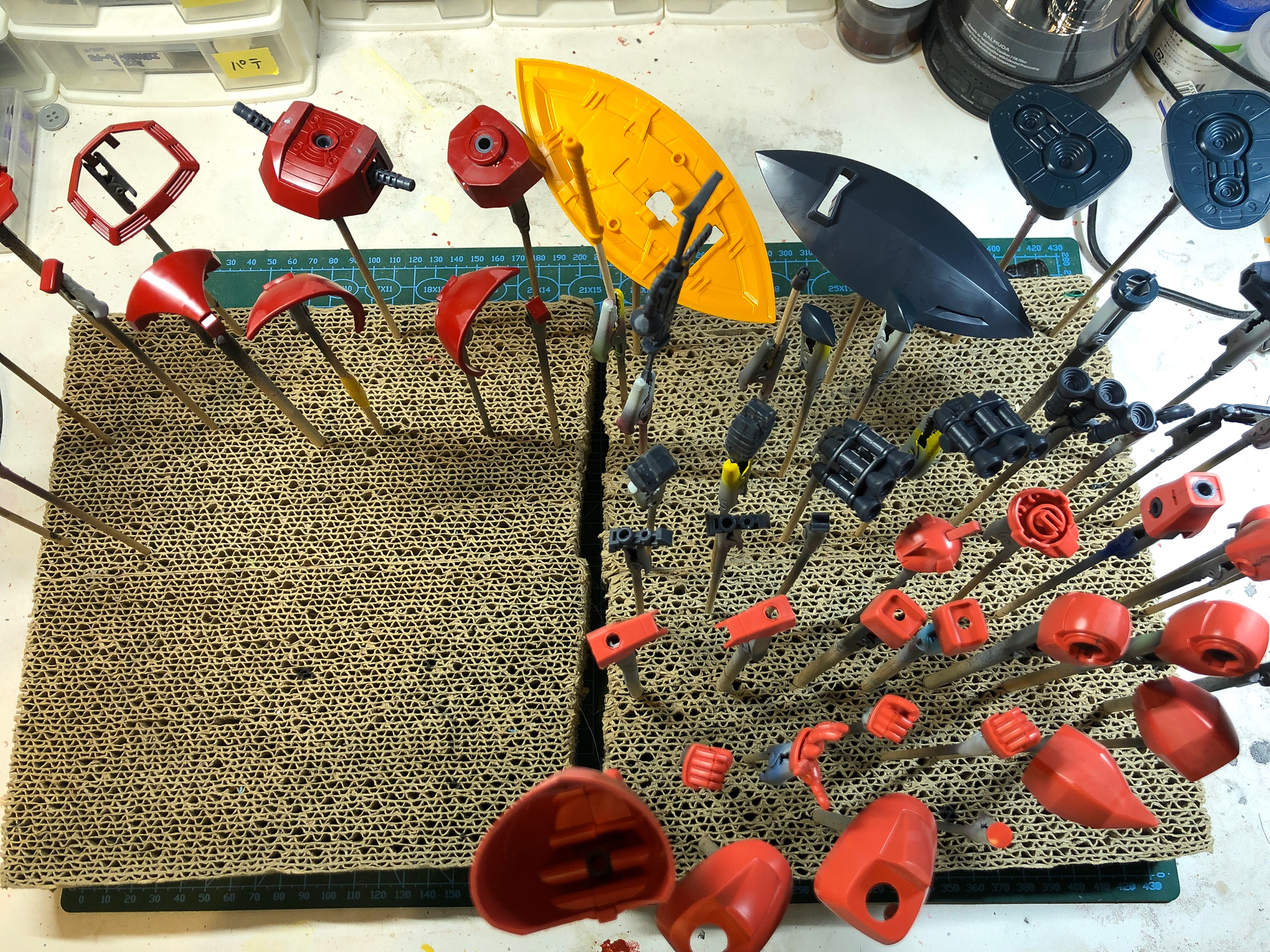 塗装用持ち手にクランプした各種パーツ。塗装色ごとにパーツを分けておくと塗装する際に便利です。