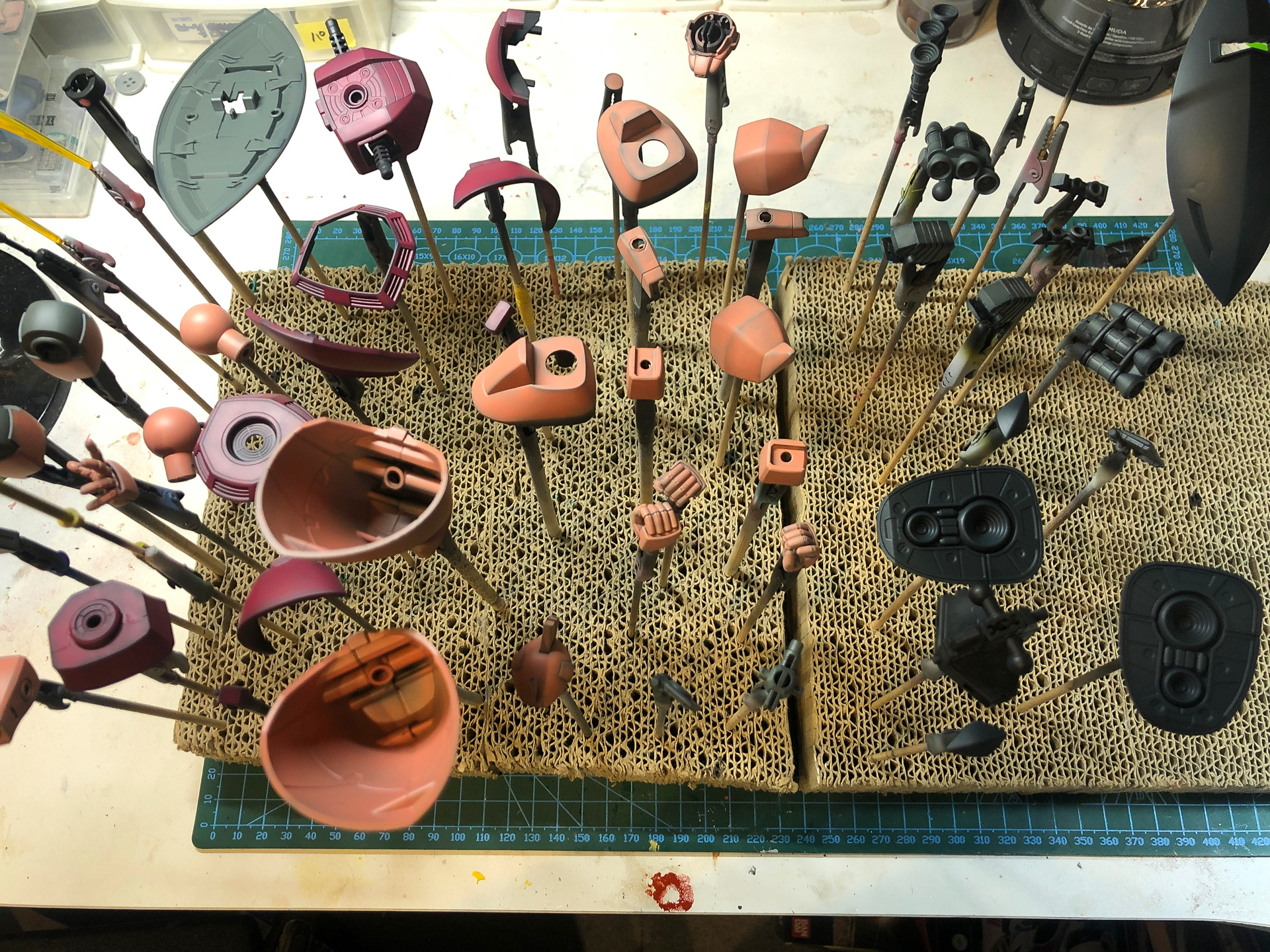 仕上げ塗装が完了したパーツ。最後にクリアコートを吹けば塗装完了です。