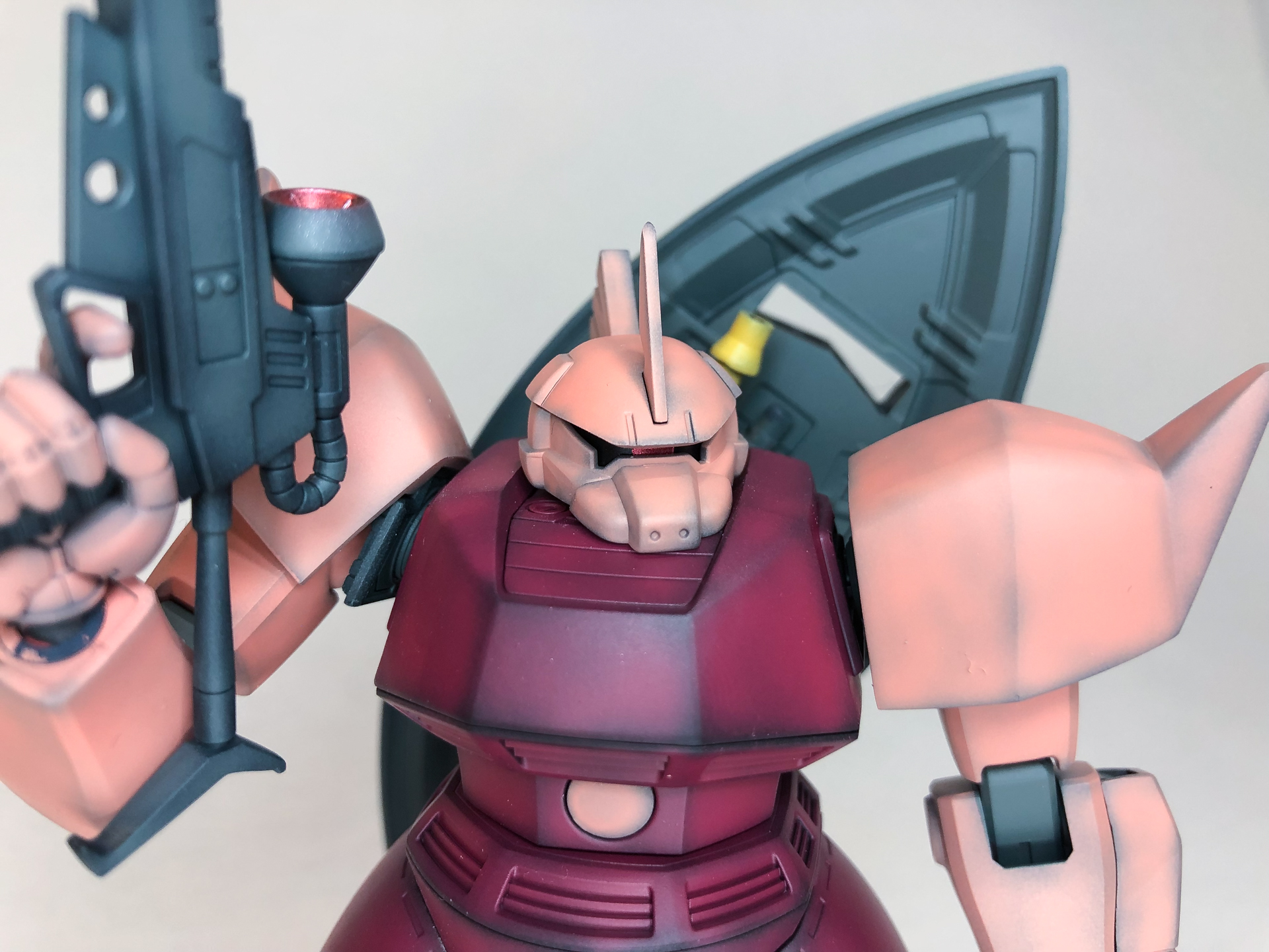 ゲルググはガンダムシリーズに登場するMSの中でもかなりの強面なので、黒立ち上げでキリッと引き締まりかっこよく仕上がりました。