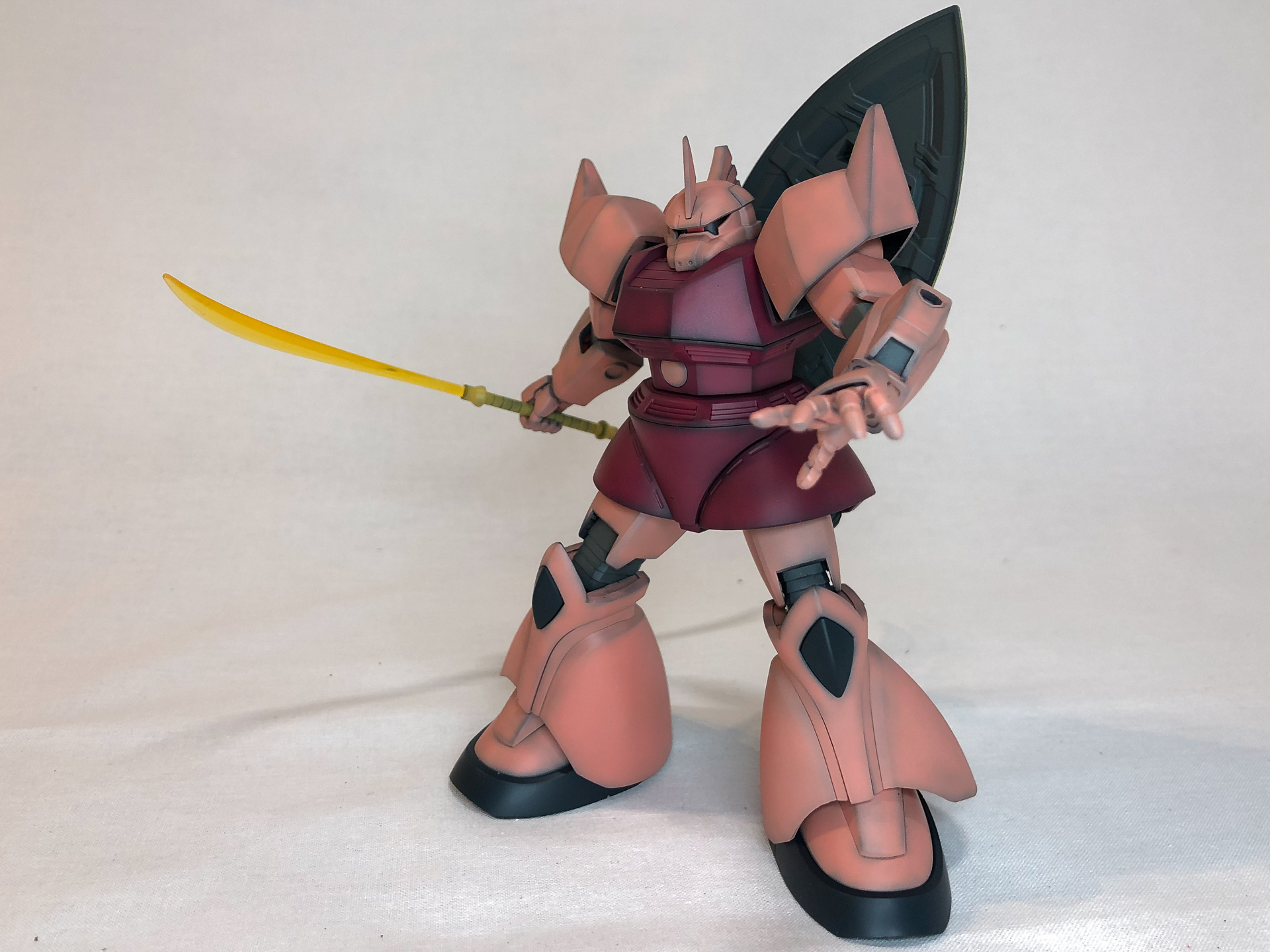 ビームナギナタを構えてみました。ゲルググは射撃ポーズだけでなく格闘ポーズも決まります。