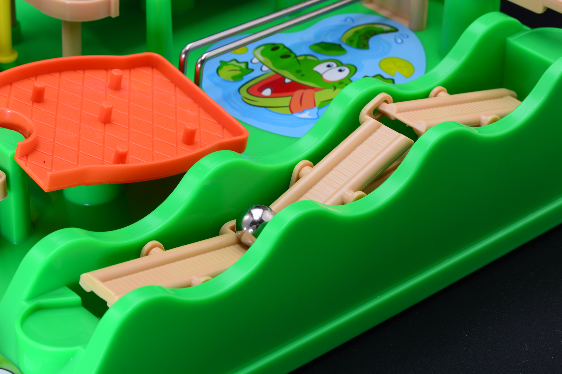 ボタンを押すと橋の角度が変化、勢いをつけてボールを転がさないと、スタート地点に戻ってしまう