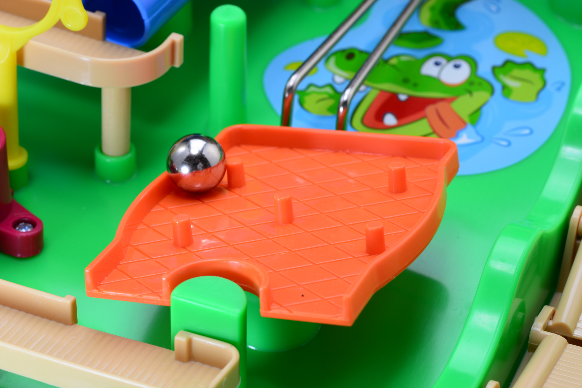 このゲームで最も印象的なユラユラボード。右側の出口はゲームオーバーになる。右側に行かないように、タイミングと傾き具合をレバーで調整してボールを転がしていく