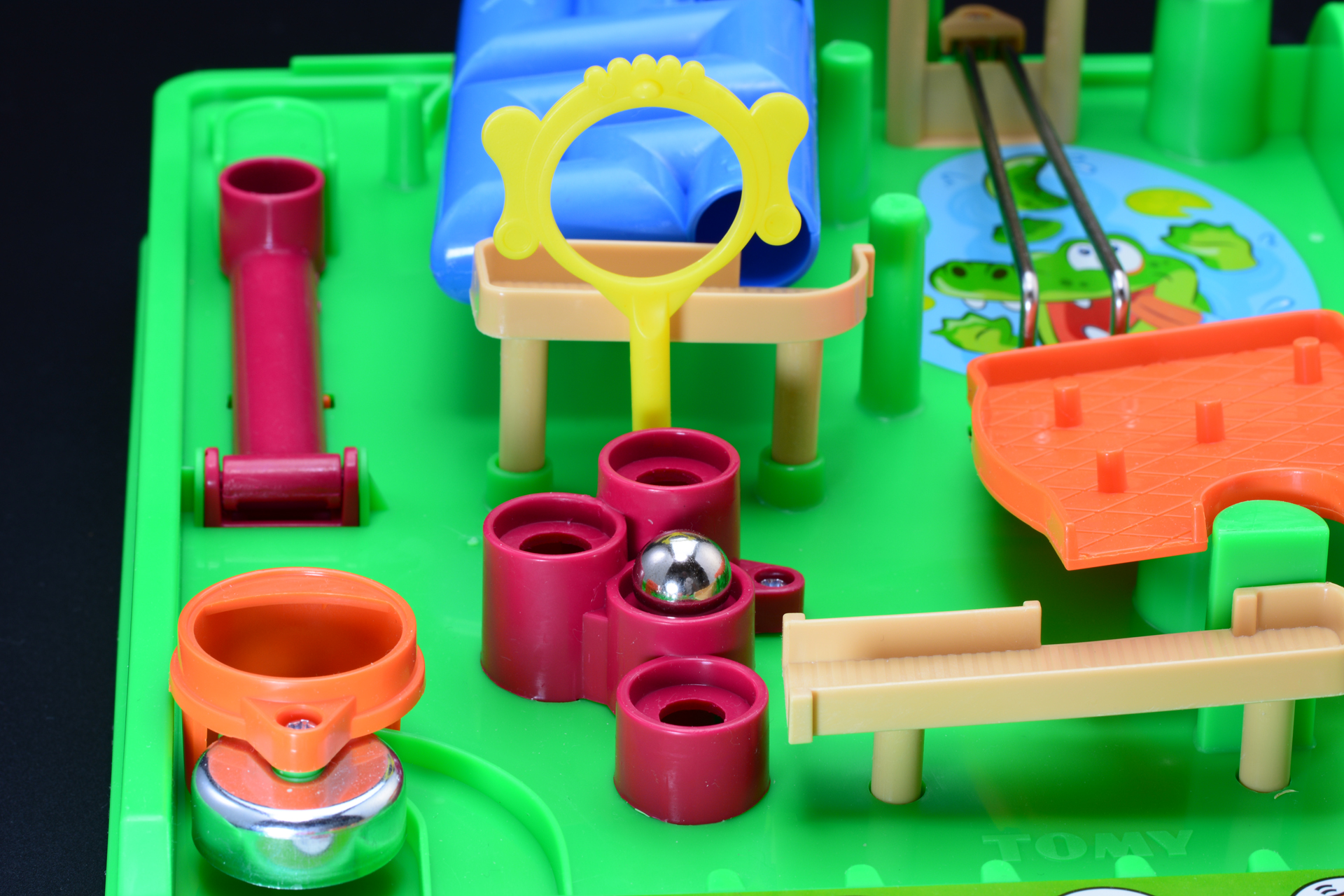 ボタンを押していくだけで次のステップへボールがはねるギミックが楽しい。最後はモンキーリングを飛び越える大ジャンプだ