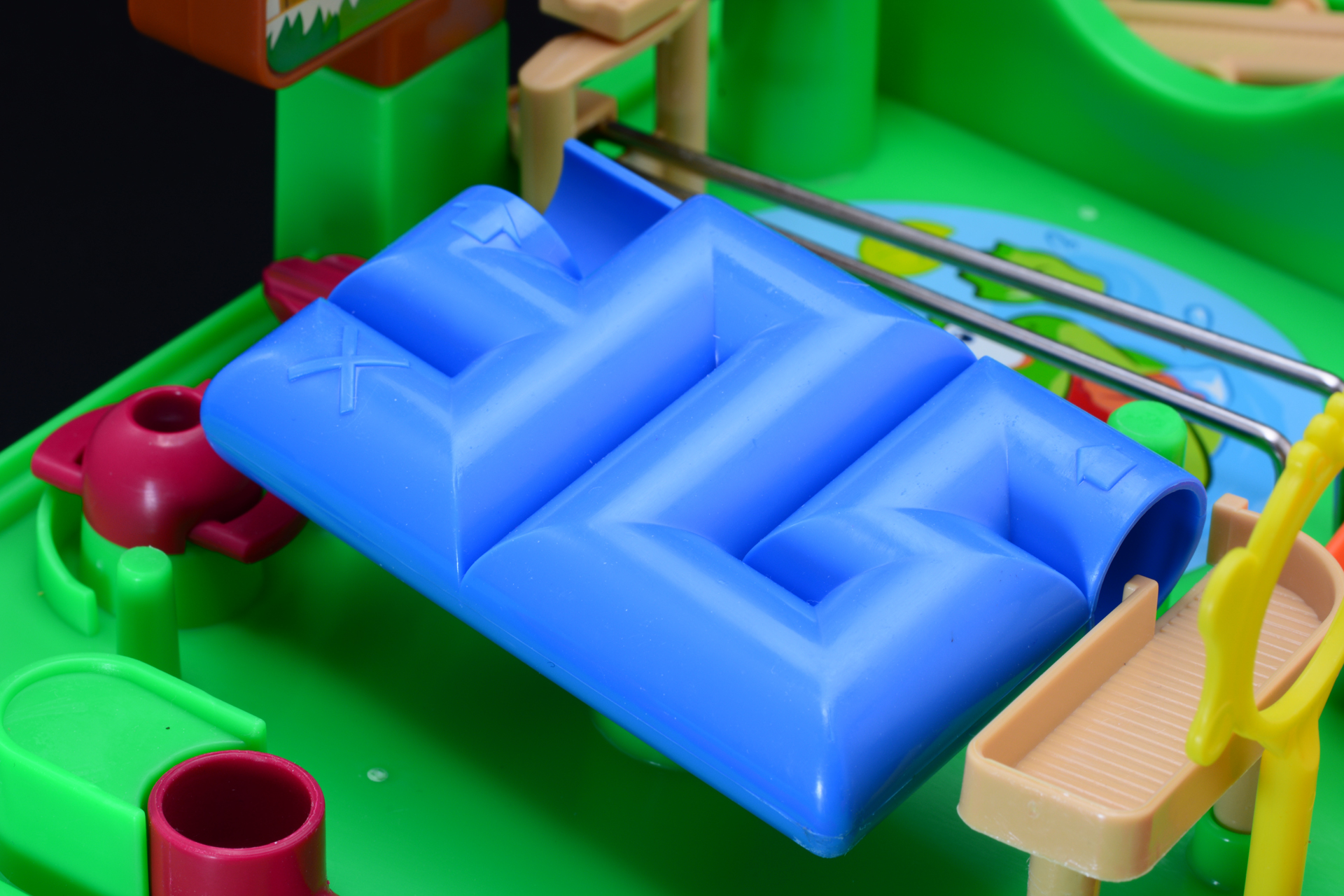 ボールが見えないのがもどかしいグルグル迷路。ボールが転がる音と、迷路がボールの重みで傾きが変化するのがヒントになる