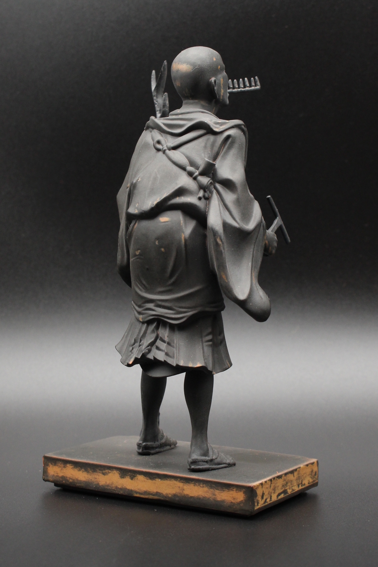 フィギュア背面。安置されている六波羅蜜寺では、この後ろ姿は見られなかった