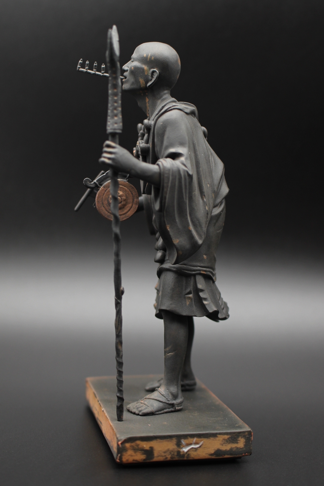 横から見ると、わずかに腰を曲げ、左足を踏み出していることがわかる