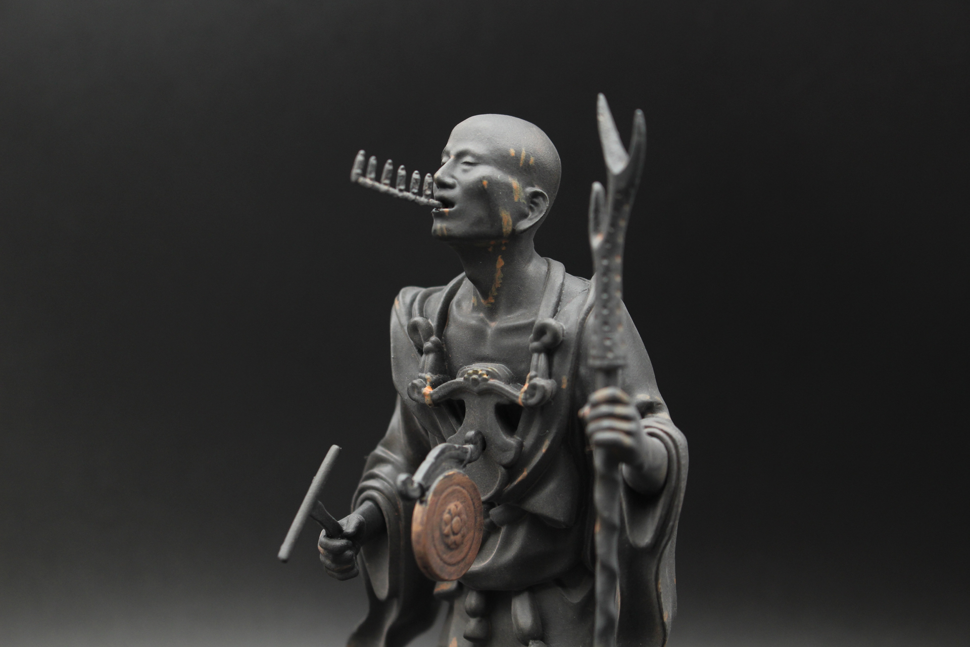 写真などで見るバストアップのアングル。南無阿弥陀仏を唱える様子を表している