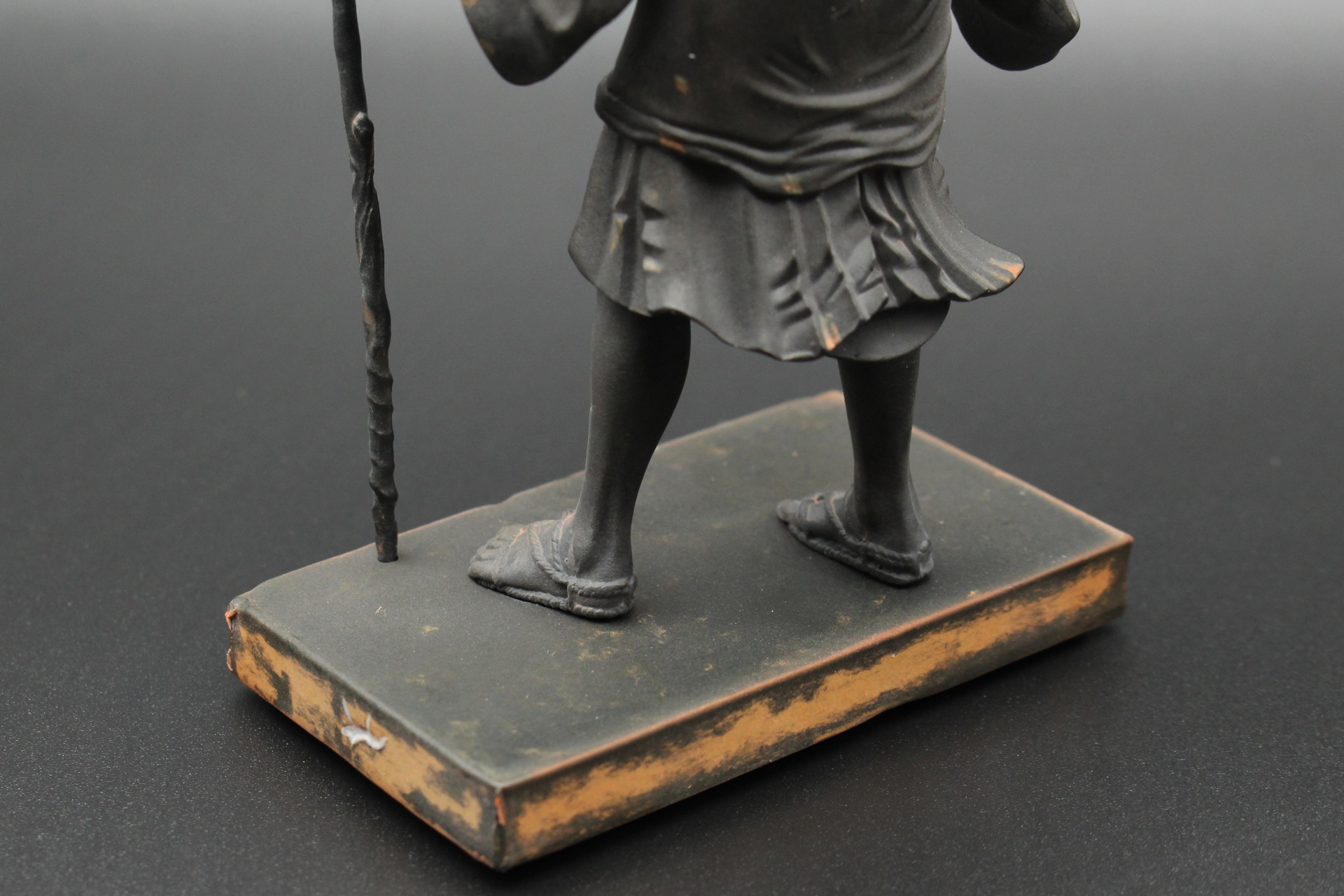 すり切れたわらじを深めに履いて地面を踏みしめている。筋張った腱も再現されている