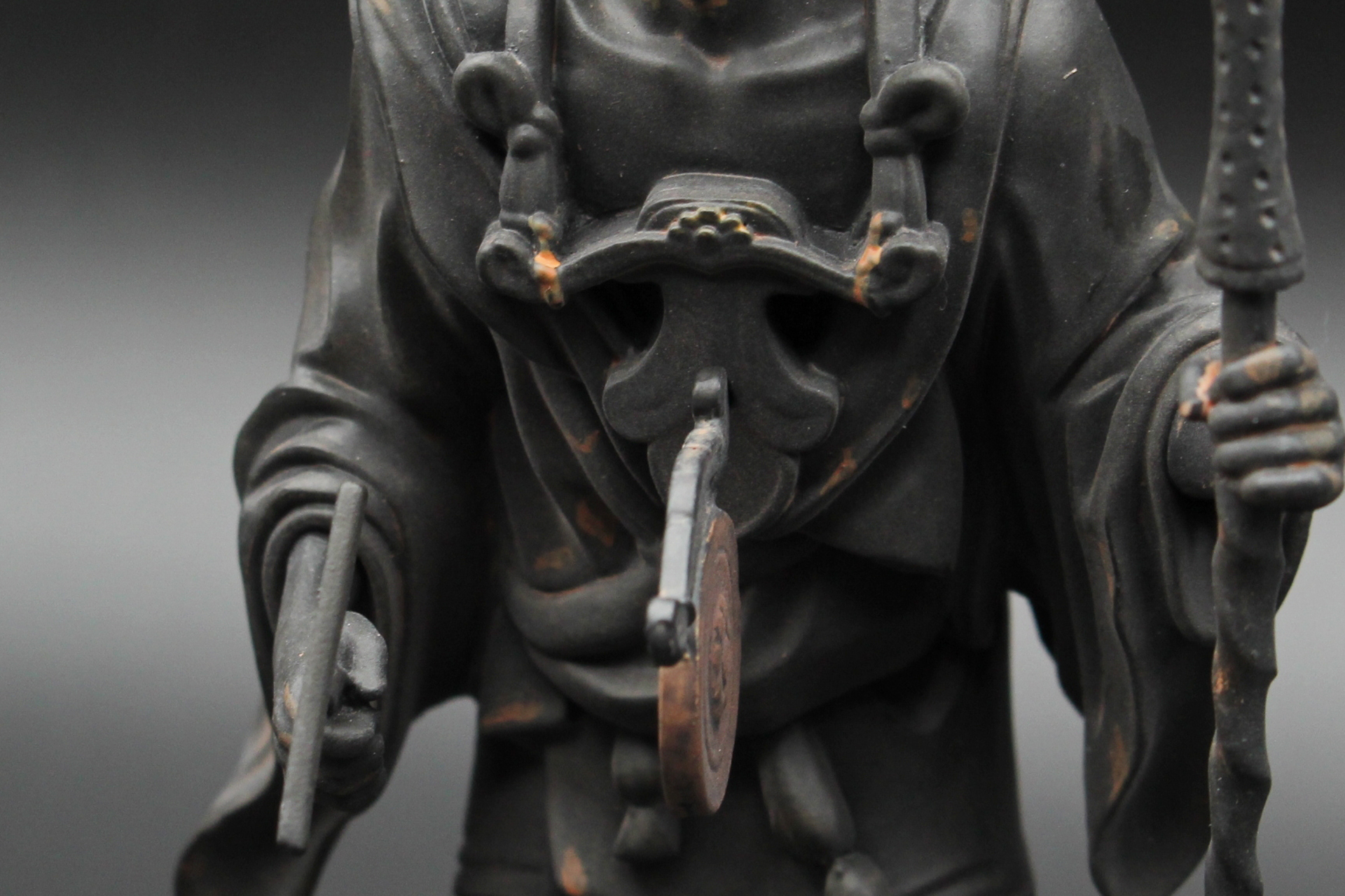 再現度の高い各所のディテール。仏像としてもフィギュアとしても、優れた造形美が光る