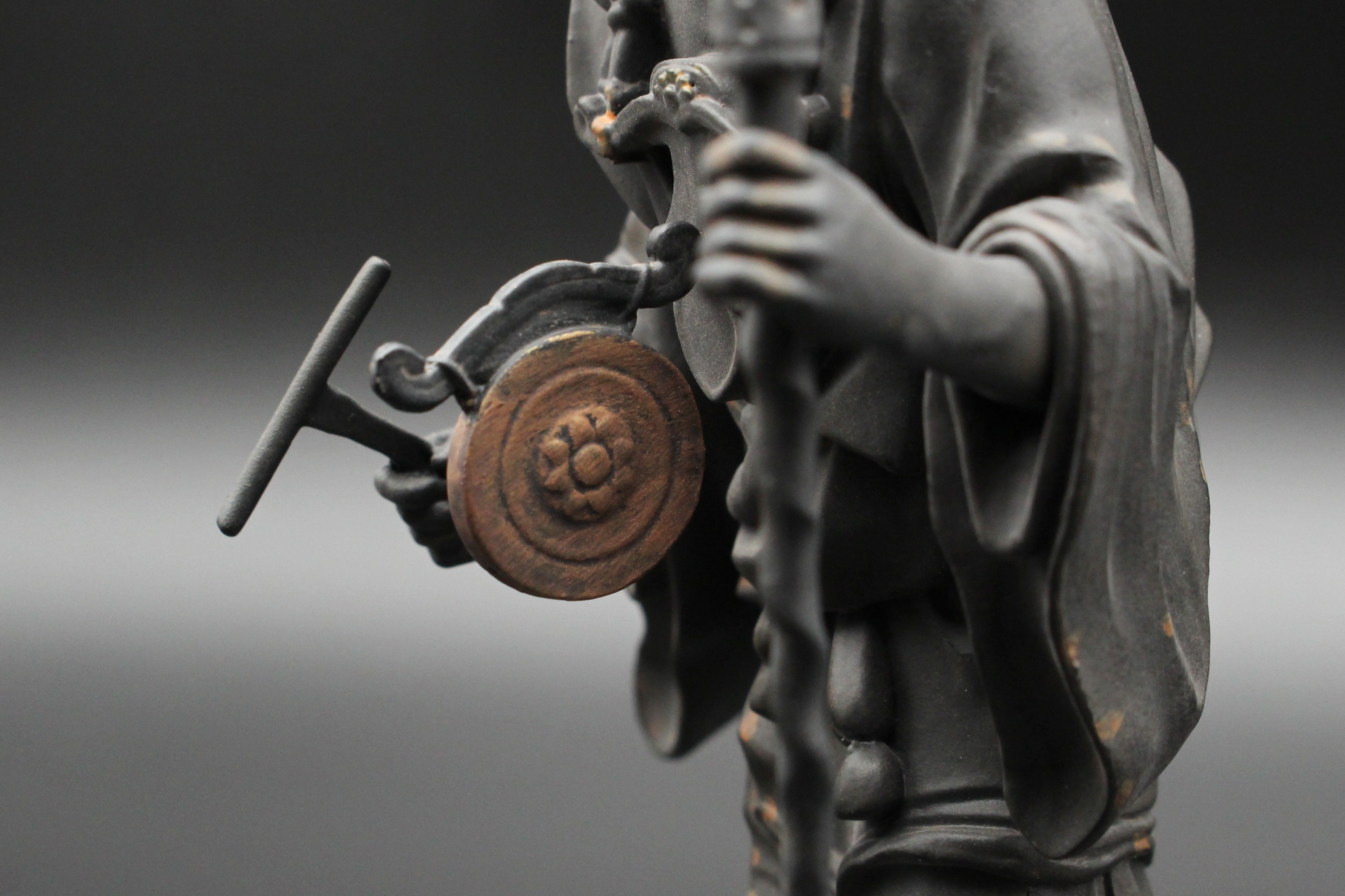 再現度の高い各所のディテール。仏像としてもフィギュアとしても、優れた造形美が光る