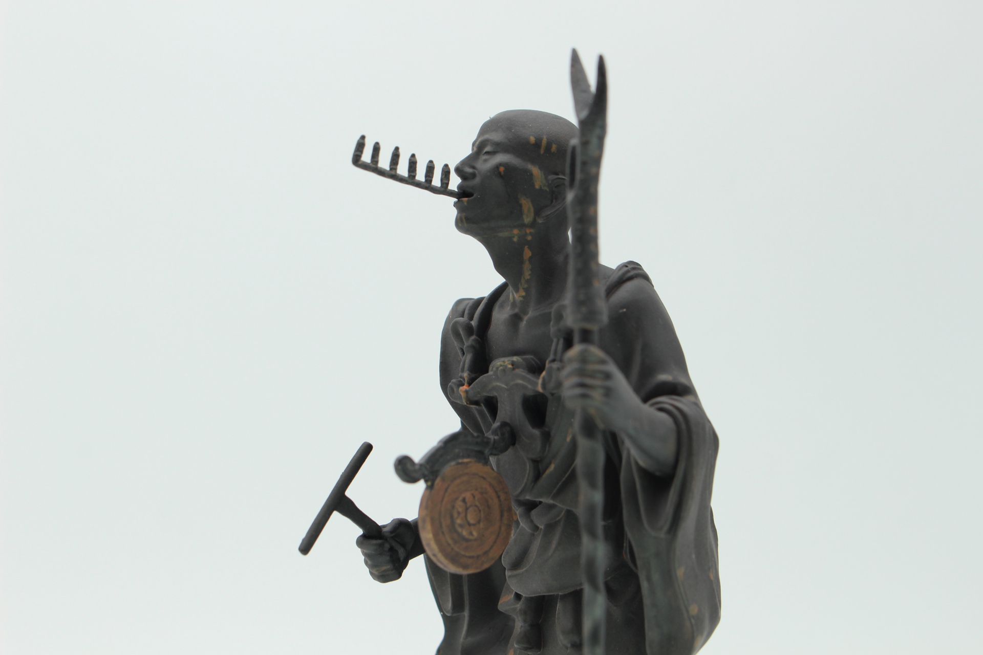 白い背景に置くと味わいがグッと変わる。屋外で撮影するのも面白そうだ