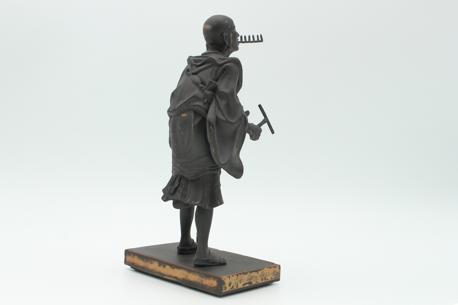 白い背景に置くと味わいがグッと変わる。屋外で撮影するのも面白そうだ