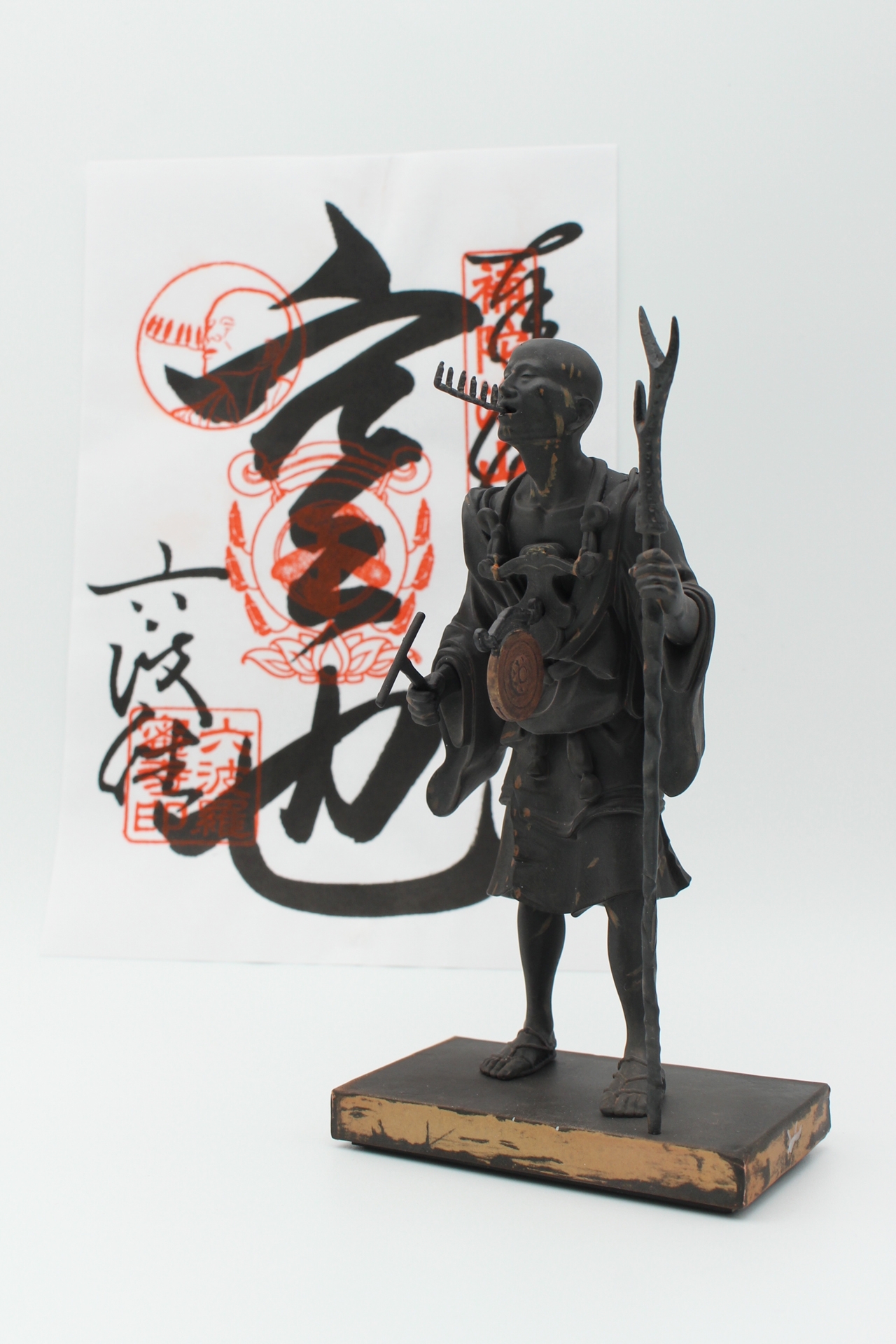 展覧会で販売されている御朱印を背景に置いてみた