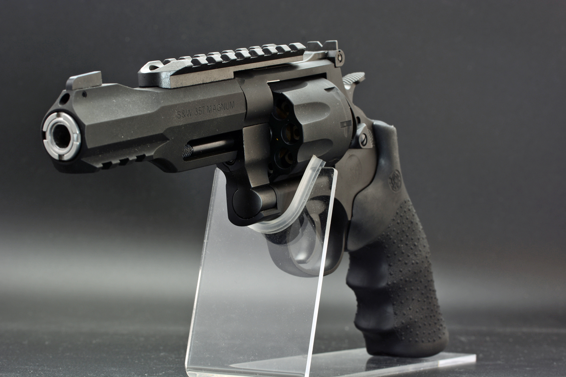 大型のリボルバー、上下にレイルを装備、ホーグタイプラバーグリップなど現代的なシルエットが魅力だ