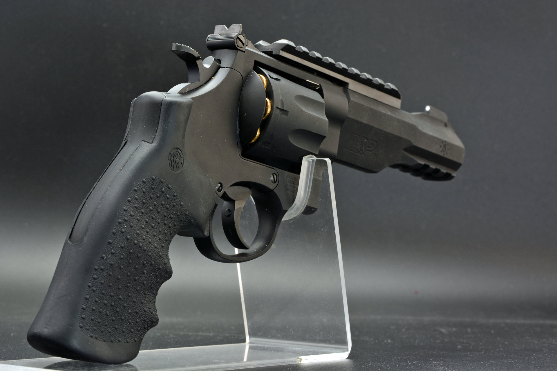 大型のリボルバー、上下にレイルを装備、ホーグタイプラバーグリップなど現代的なシルエットが魅力だ