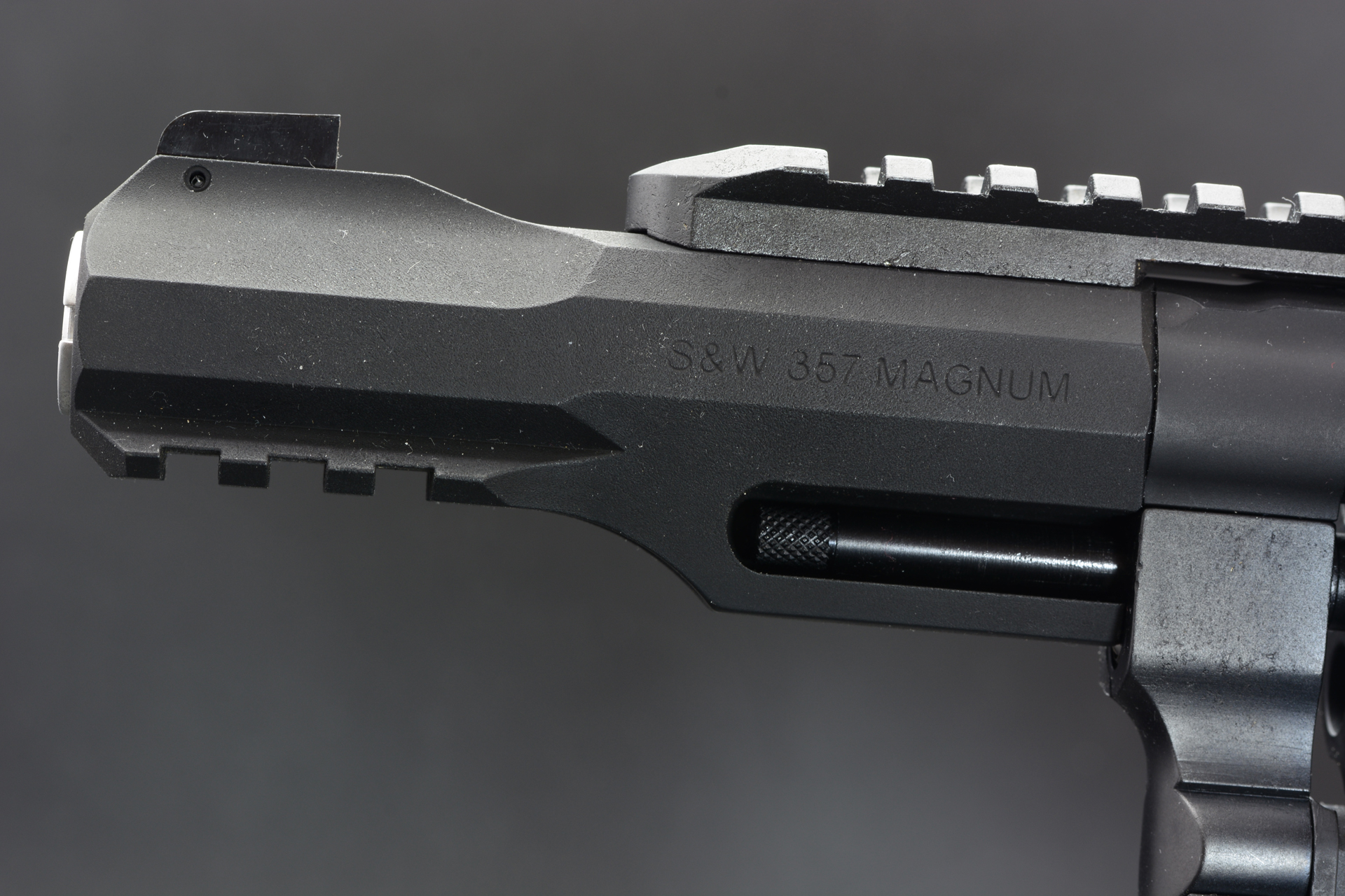 角張った独特のデザインの銃身