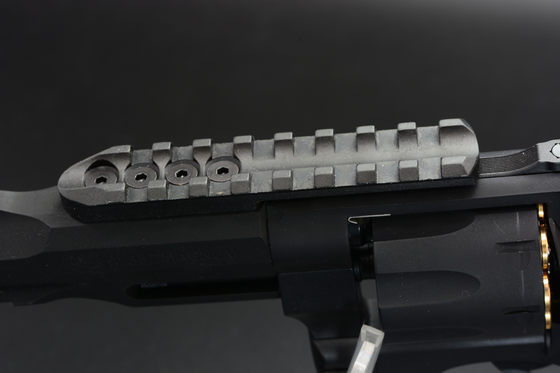 マウントレール。様々な装備を装着できる