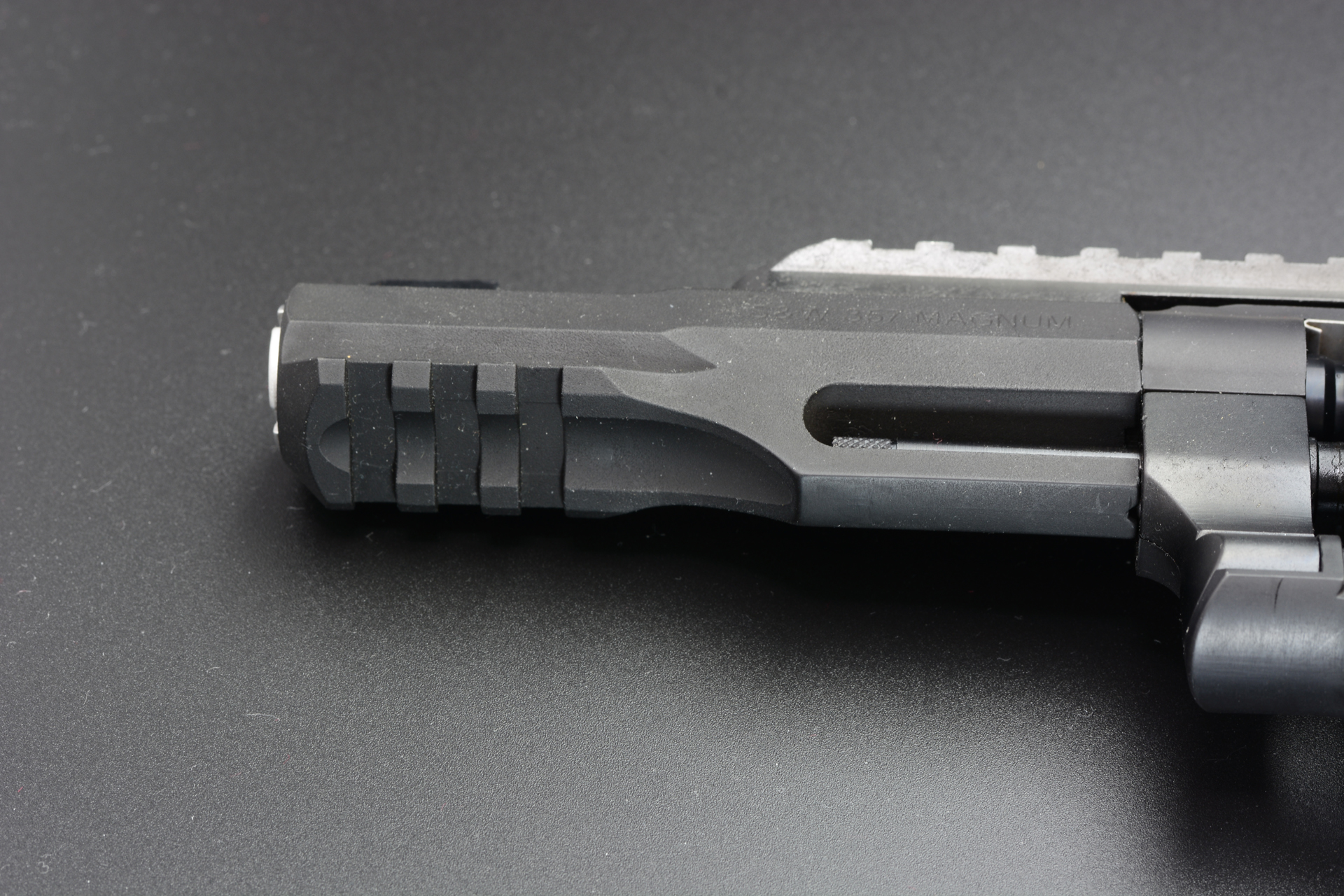 アンダーレールは銃身と一体化している