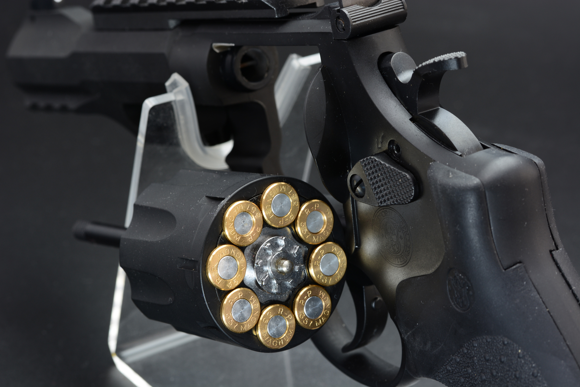 シリンダーをスイングアウト。カートリッジのリムが金色に輝く