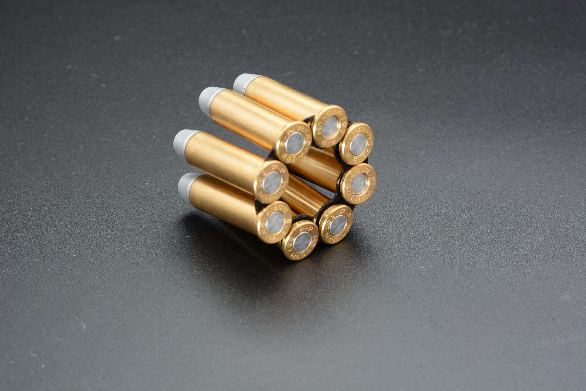 8発のカートリッジをひとまとめにできるフルムーンクリップ