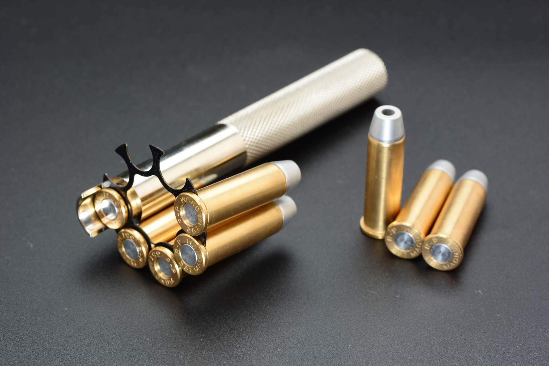 フルムーンクリップにカートリッジを装着するための専用ツールも付属している