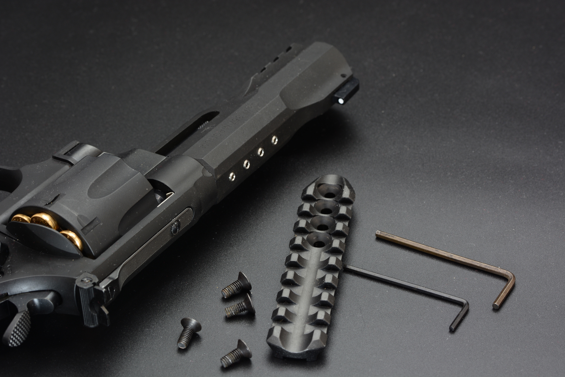 マウントレールは取り外しができる。4つのネジでしっかり固定できる。ネジ締めは六角レンチが必要だが、このレンチも製品に付属してる