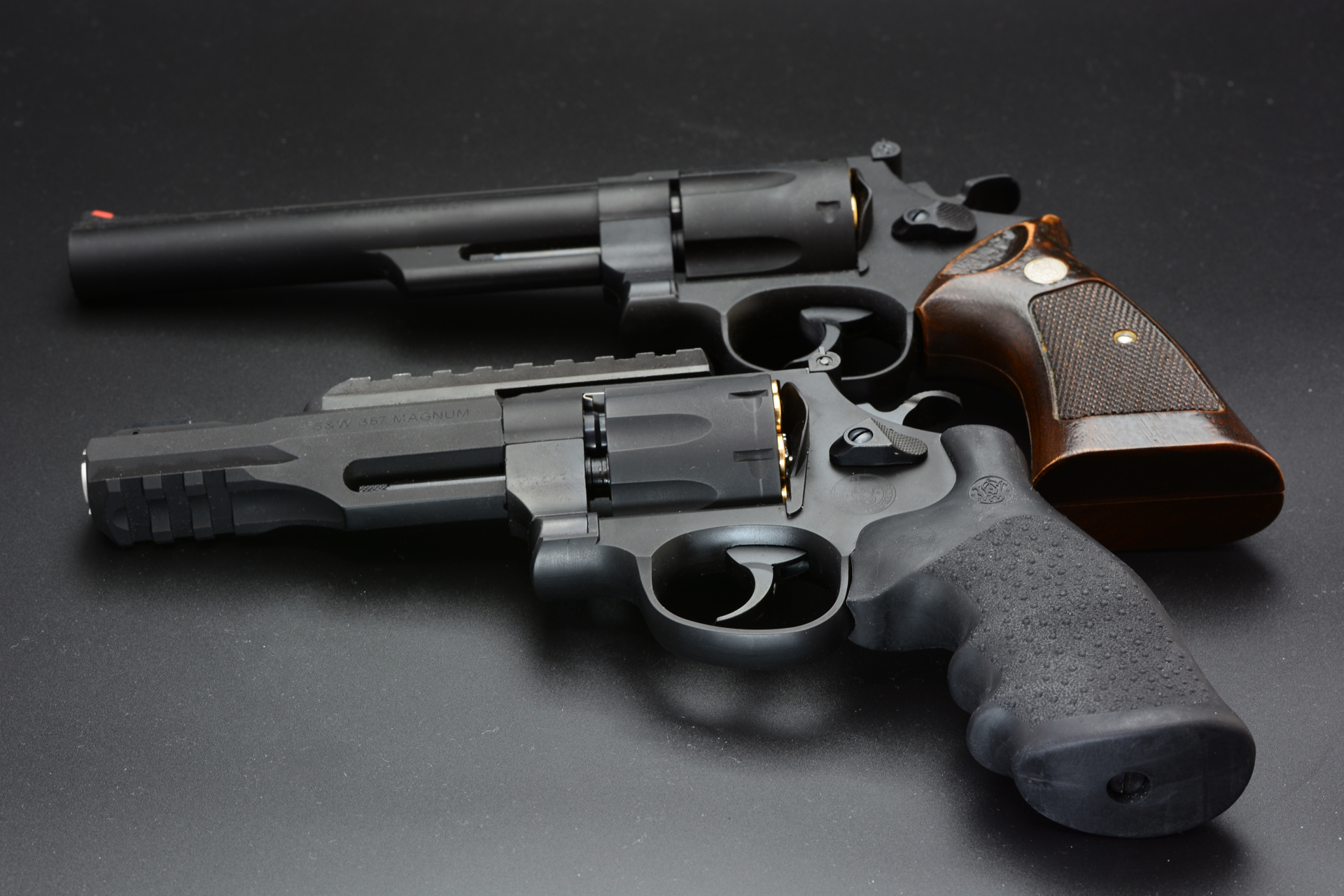 タナカのモデルガン「M29 6.5インチ “ダーティハリーモデル”」(上)と比べてみる。同じNフレームのリボルバーだが、より大きな.44マグナムを6発装填できるシリンダーが大きく異なる