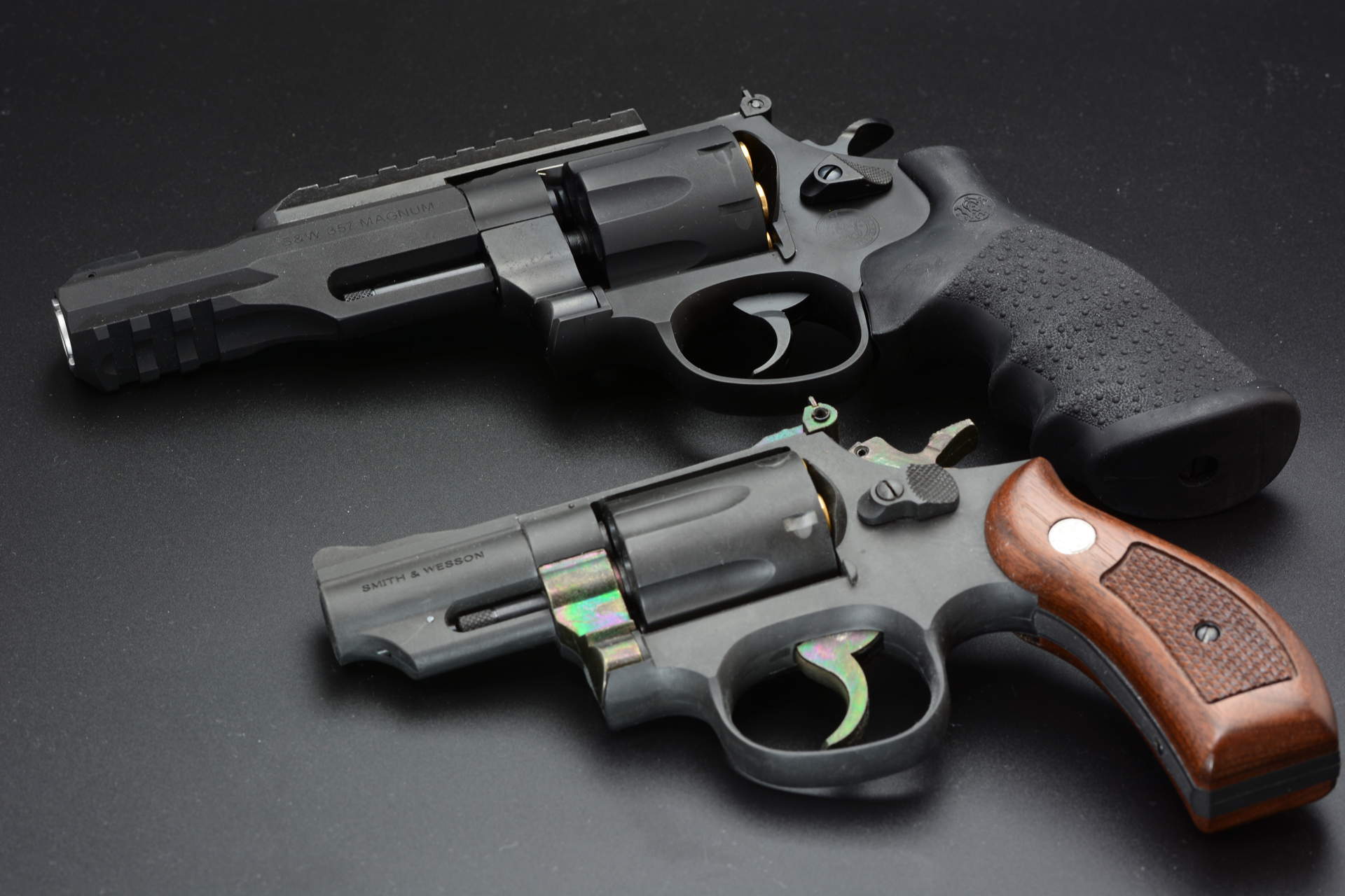 ハートフォードの組立式モデルガン「M19」と並べてみた。M19はKフレームで一回り小さいが、こちらも.357マグナムを発射できる能力がある