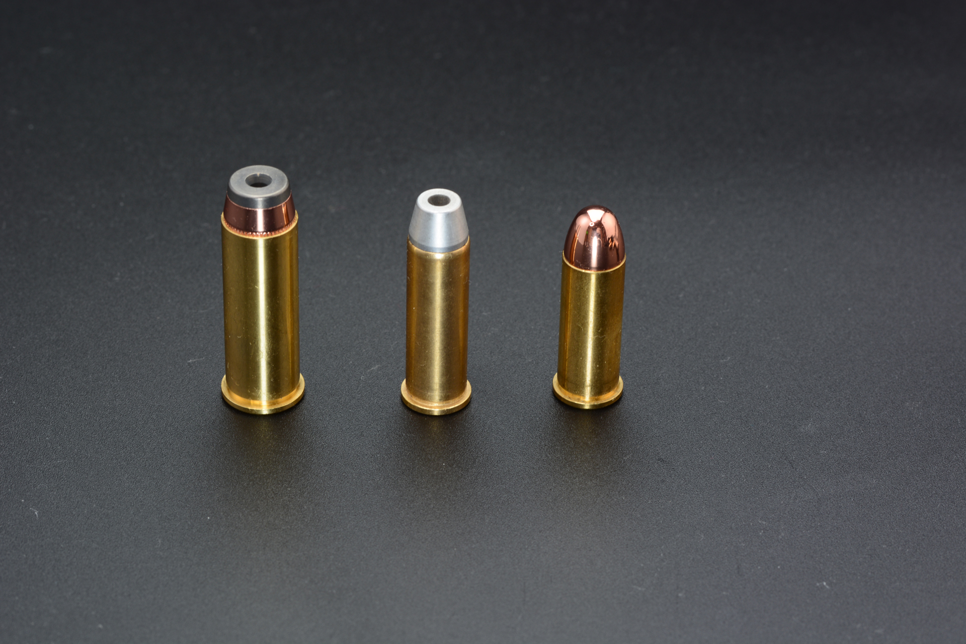 カートリッジの比較。左が.44マグナム弾、中央が.357マグナム弾、右が38スペシャル弾。カートリッジを並べられるのはモデルガンの楽しさだ