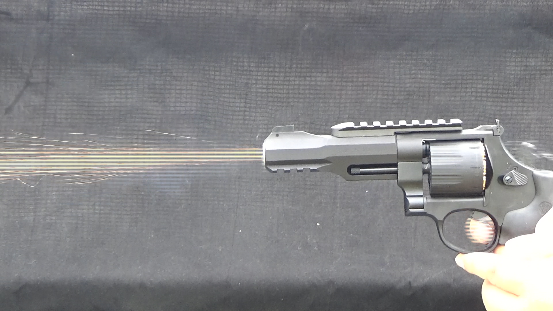 "火花が強く出るセッティング"ということだったが、想像以上に火花が出て驚かされた。モデルガン用キャップ火薬は他にMGCも出しているが、メーカーによるセッティングの違いも面白そうだ