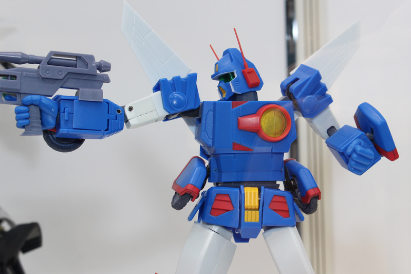 ライフルを構えるポーズがよく似合う。商品には各種武装も付属する予定