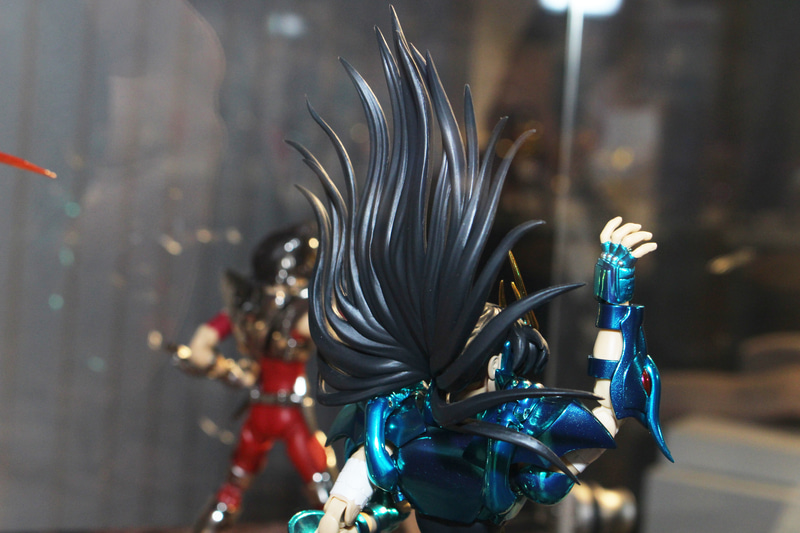 髪の毛はこの逆立った状態を含め3種用意。頭部に聖衣を着けた状態でも装着が可能