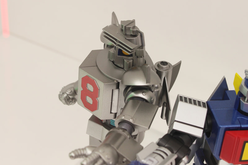 背部ユニットは交換式で、飛行時の羽が伸びた姿も再現される