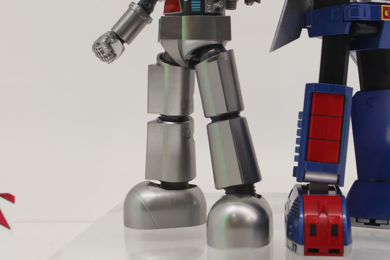 下半身はかなりシンプル。肘や股関節などは引き出し式でポージングもしやすい