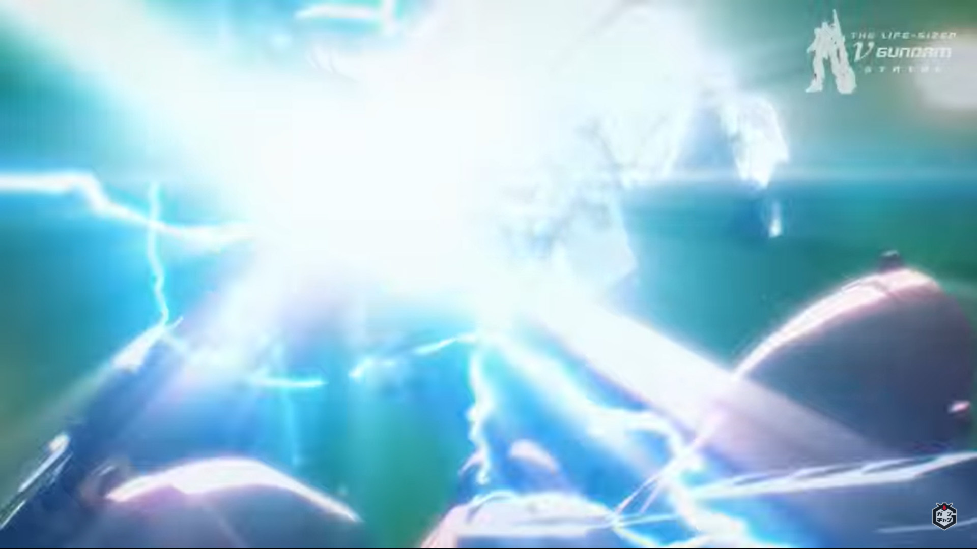 巨大な武器による迫力の鍔迫り合い