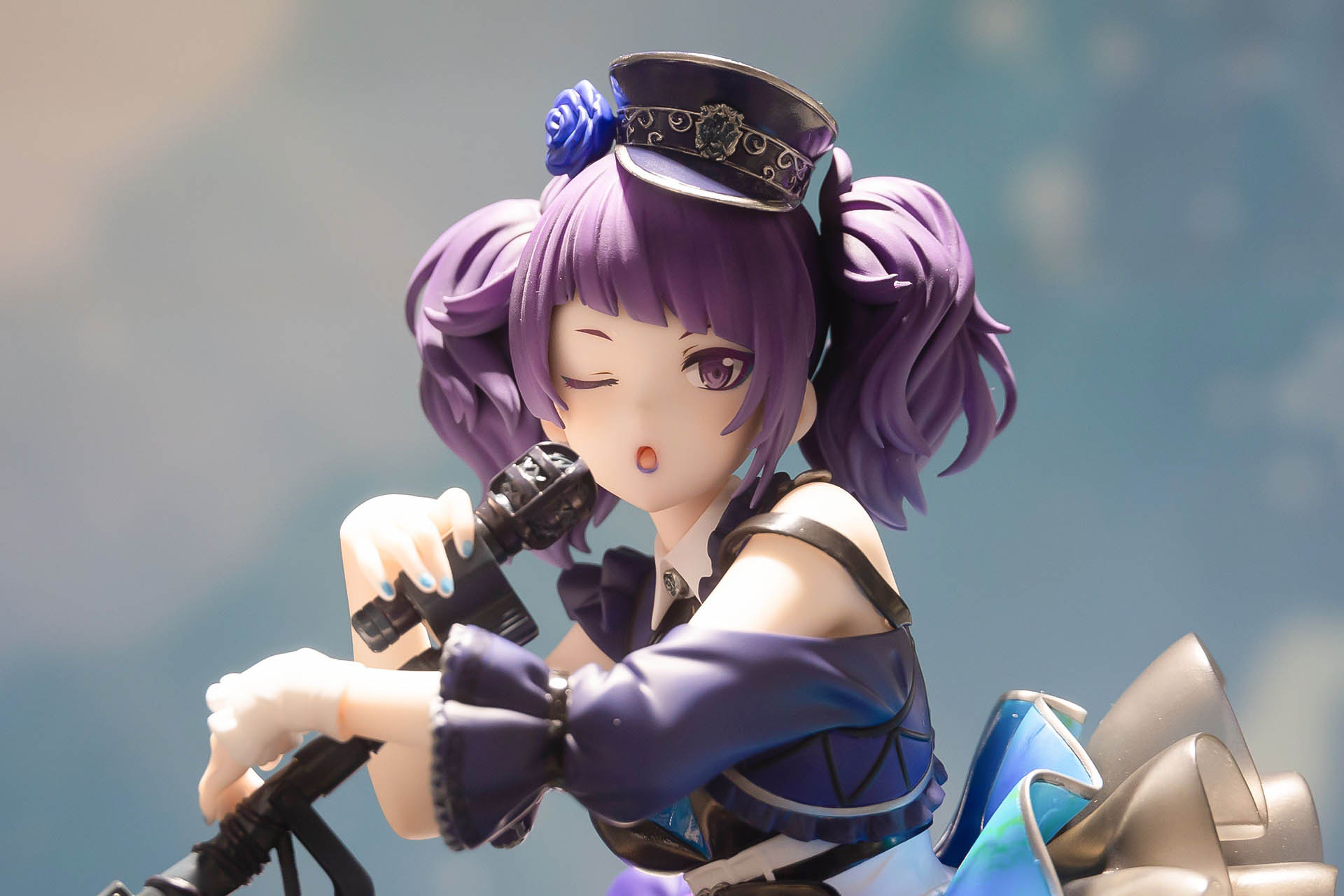 小さな口元にも、しっかりと紫のルージュが塗られている。指先に爪にネイルが塗られているなど、手抜きは一切ない感じだ。