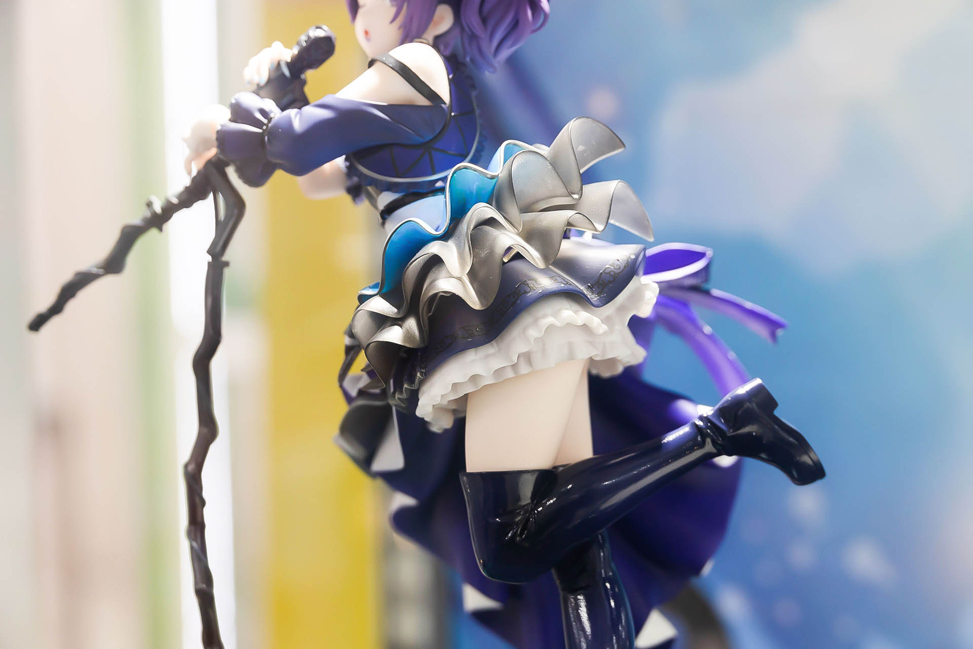 まぶしすぎるぐらい白い太ももに、ぴっちりした素材のブーツが似合っている。