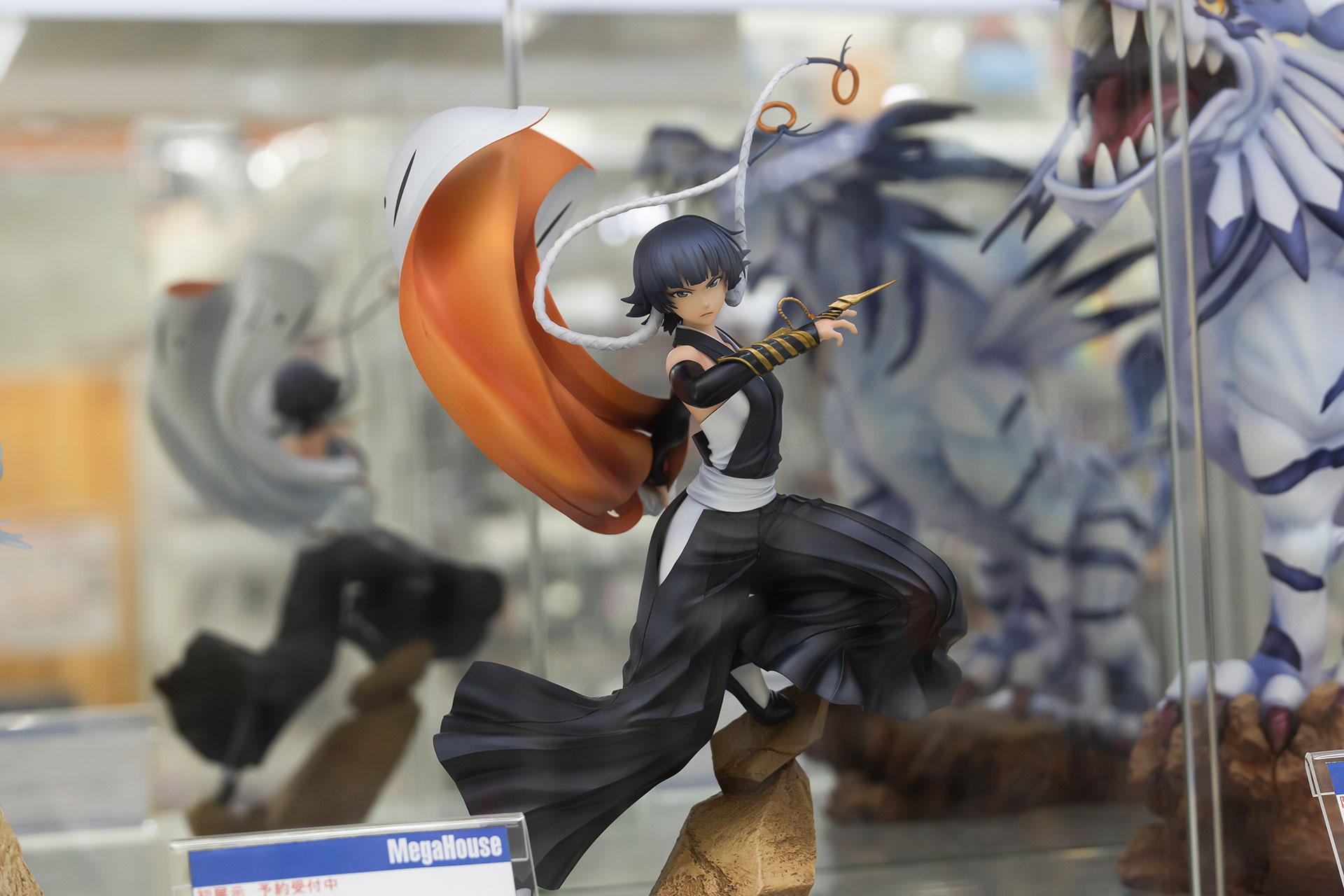 台座に足をかけていることもあってか、全高は約240mmとなっている。