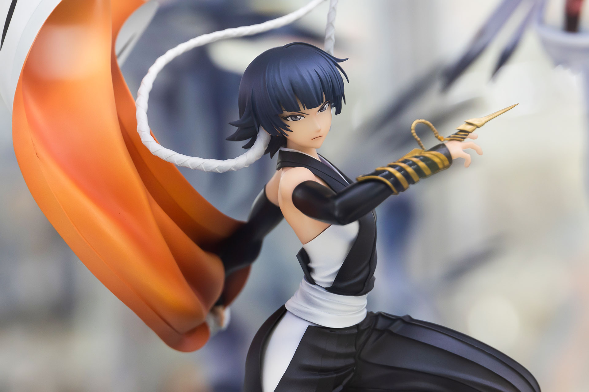 まるで、激しいアクションシーンの一瞬を取られたかのようなポーズだ。