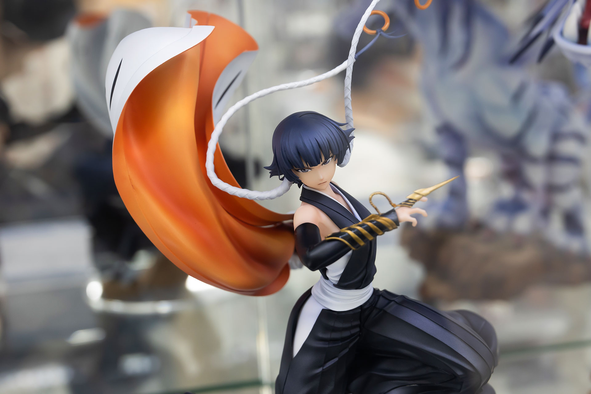 ショートカットのようにも見えるが、白く束ねられた髪は長いツインテールのように宙に舞い上がっている。