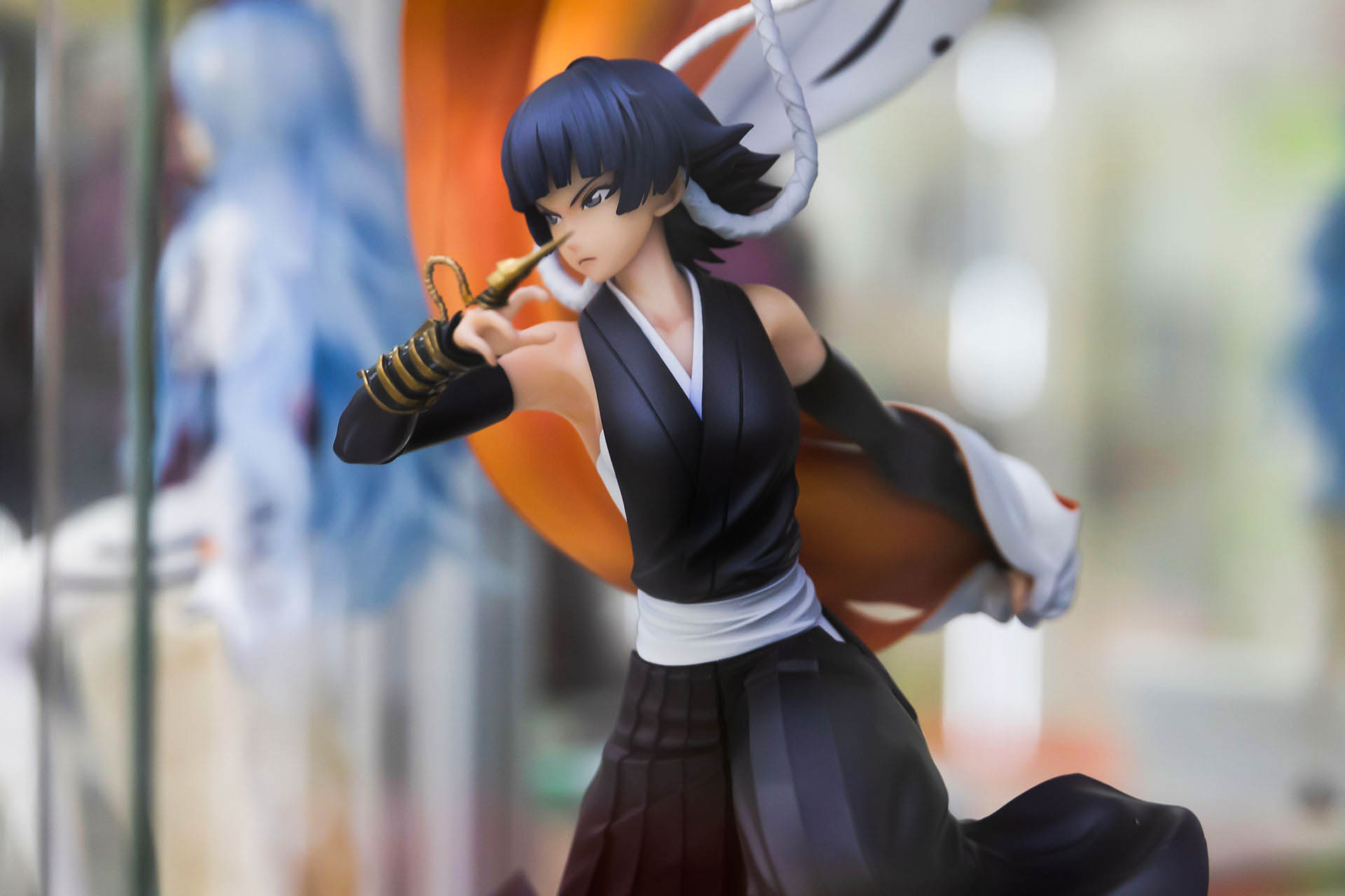 隊長羽織を脱ぎ捨て、手に持った姿の砕蜂。黒い衣装がスタイルの良さを際立たせている。