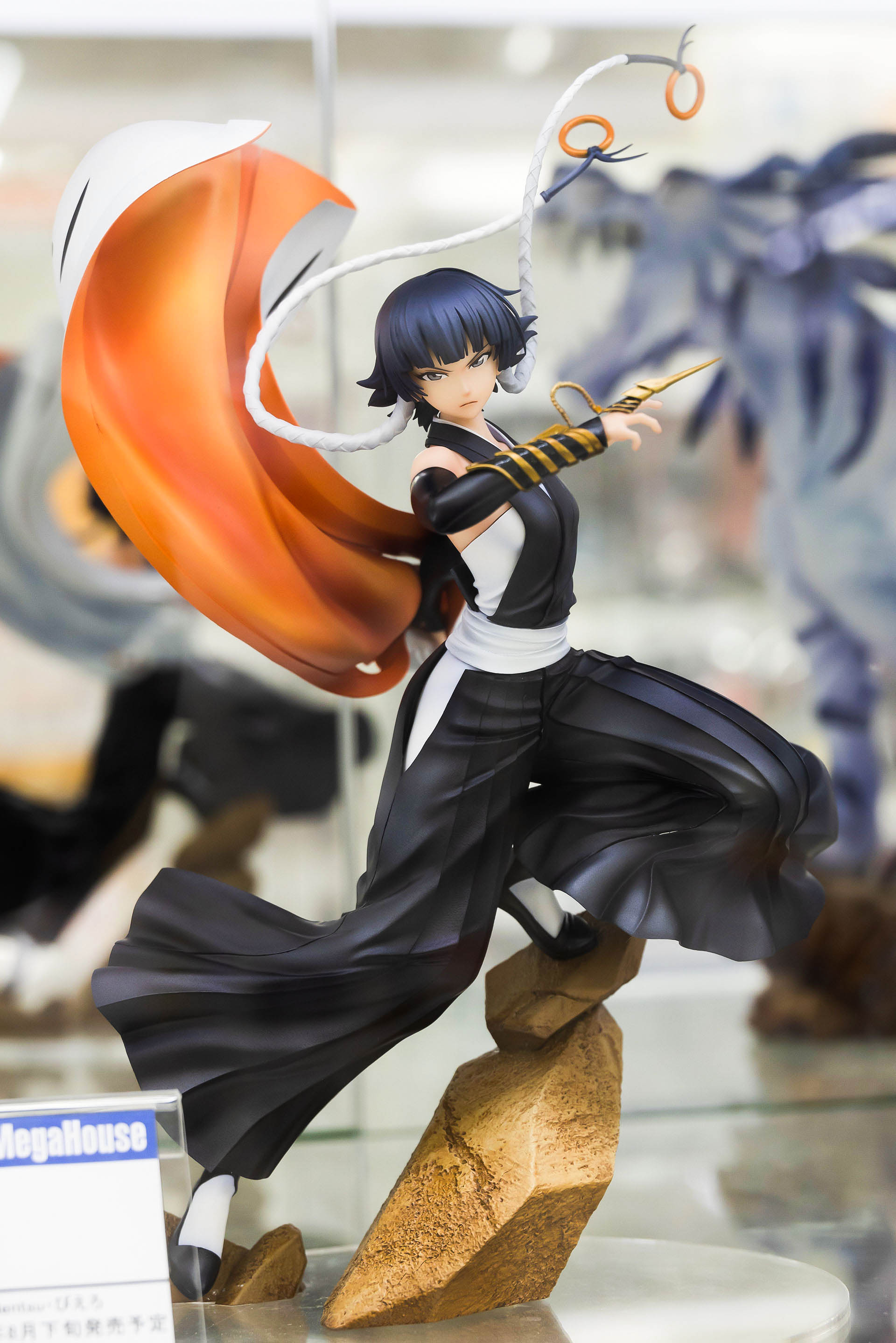 台座が岩のような質感になっているところも、戦いのシーンをそのまま再現したかのようだ。