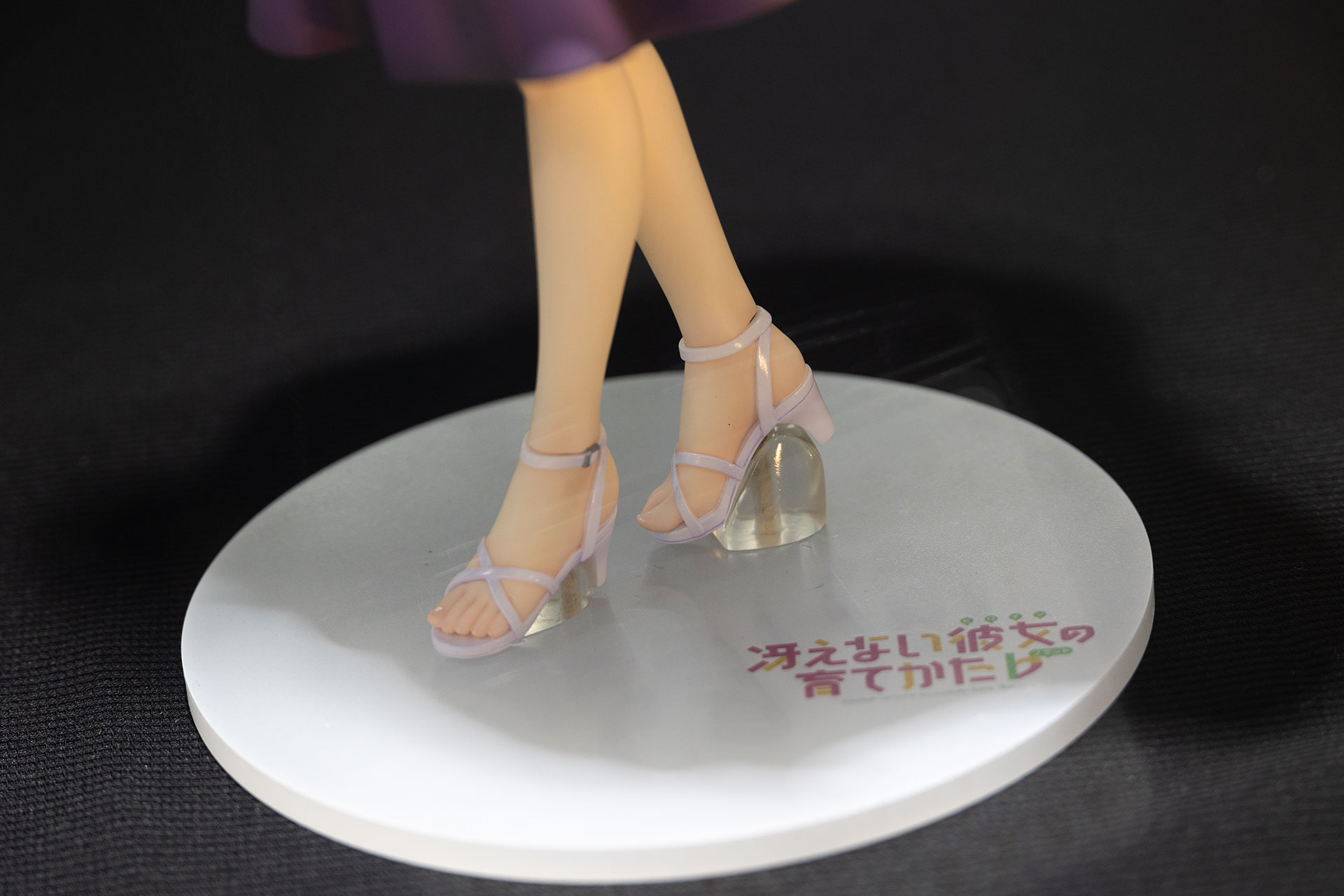 台座部分はシンプルな作りだが、「冴えない彼女の育てかた♭」のロゴがプリントされている。