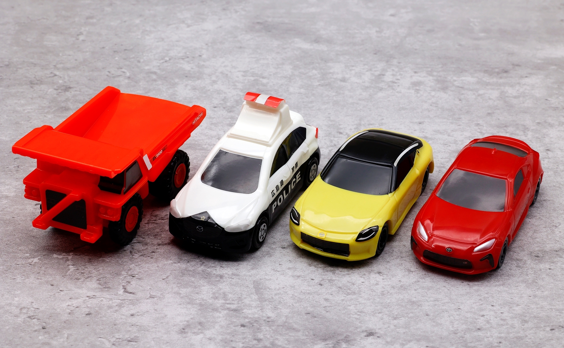 こちらが第2弾のハッピーセット「トミカ」に登場するミニカー。写真左から「日立建機 リジッドダンプトラック EH3500AC II」、「マツダ CX-5 パトロールカー」、「日産 フェアレディ Z」、「トヨタ GR86」