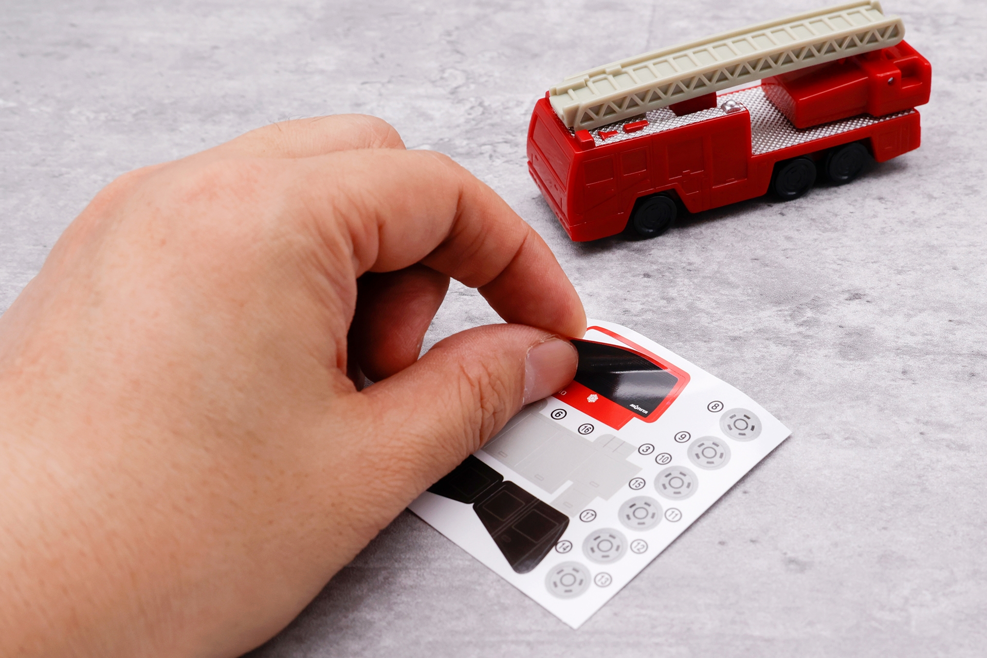 車両の方にもシールを貼っていこう。大きなパーツが多いので、迷わず貼ることができる