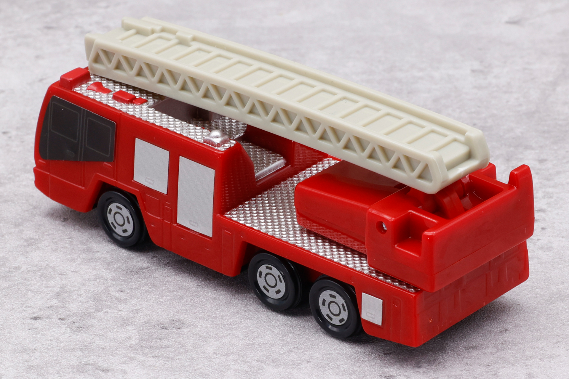 ミニカーではあるが、子供たちからの人気が高いことがわかるぐらいカッコイイ