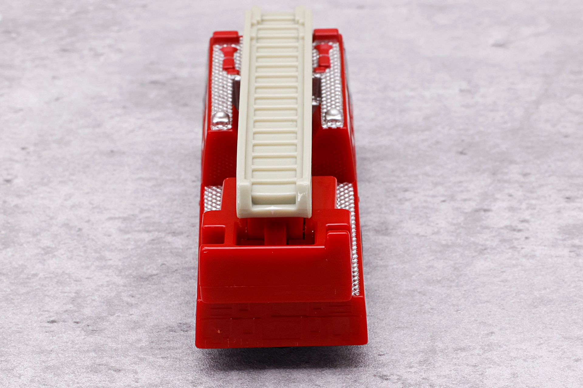 デティール感の強い車両だが、背面側はすっきりとして見える