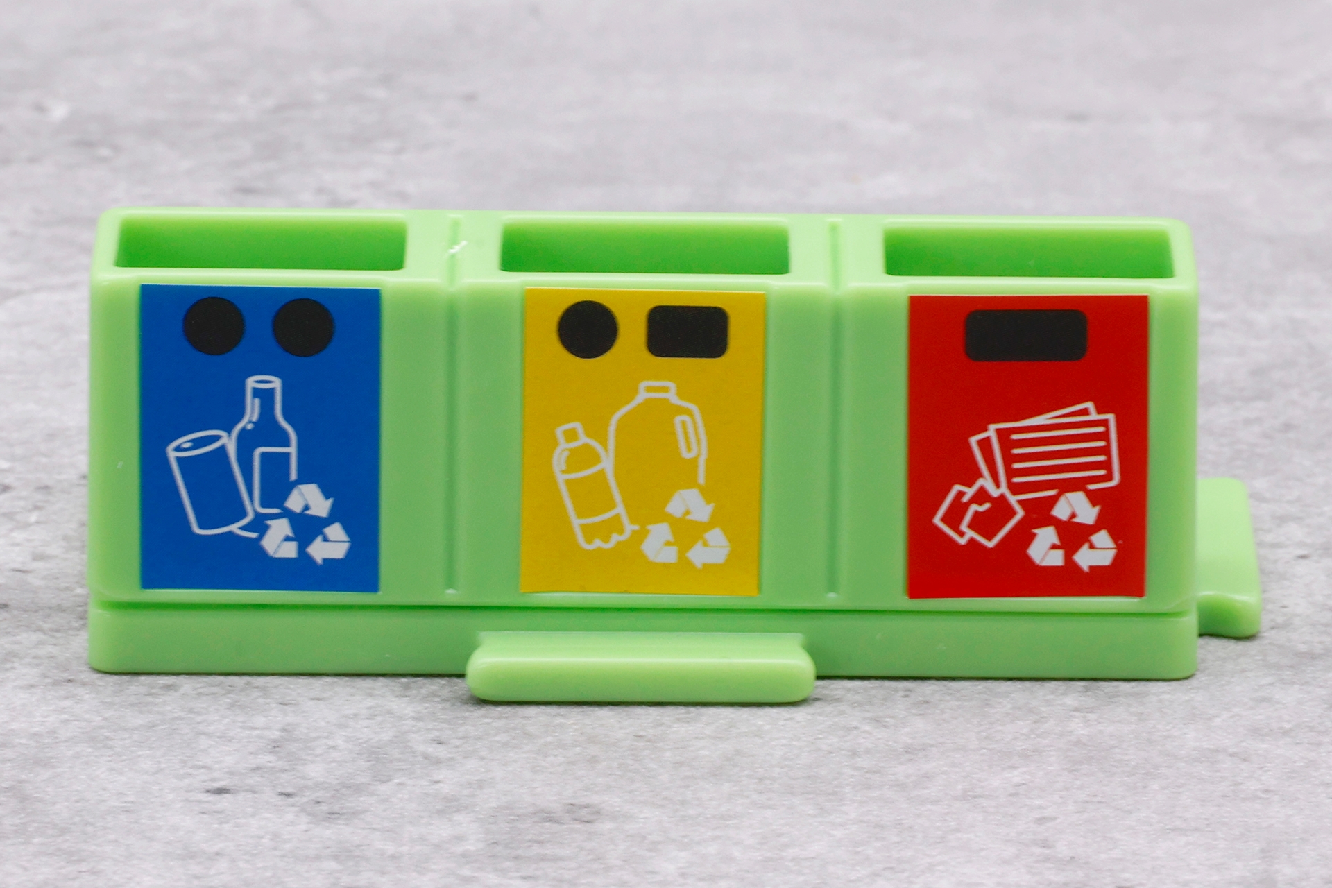 シールを貼っただけだが、ずいぶんそれらしい雰囲気が出てきた