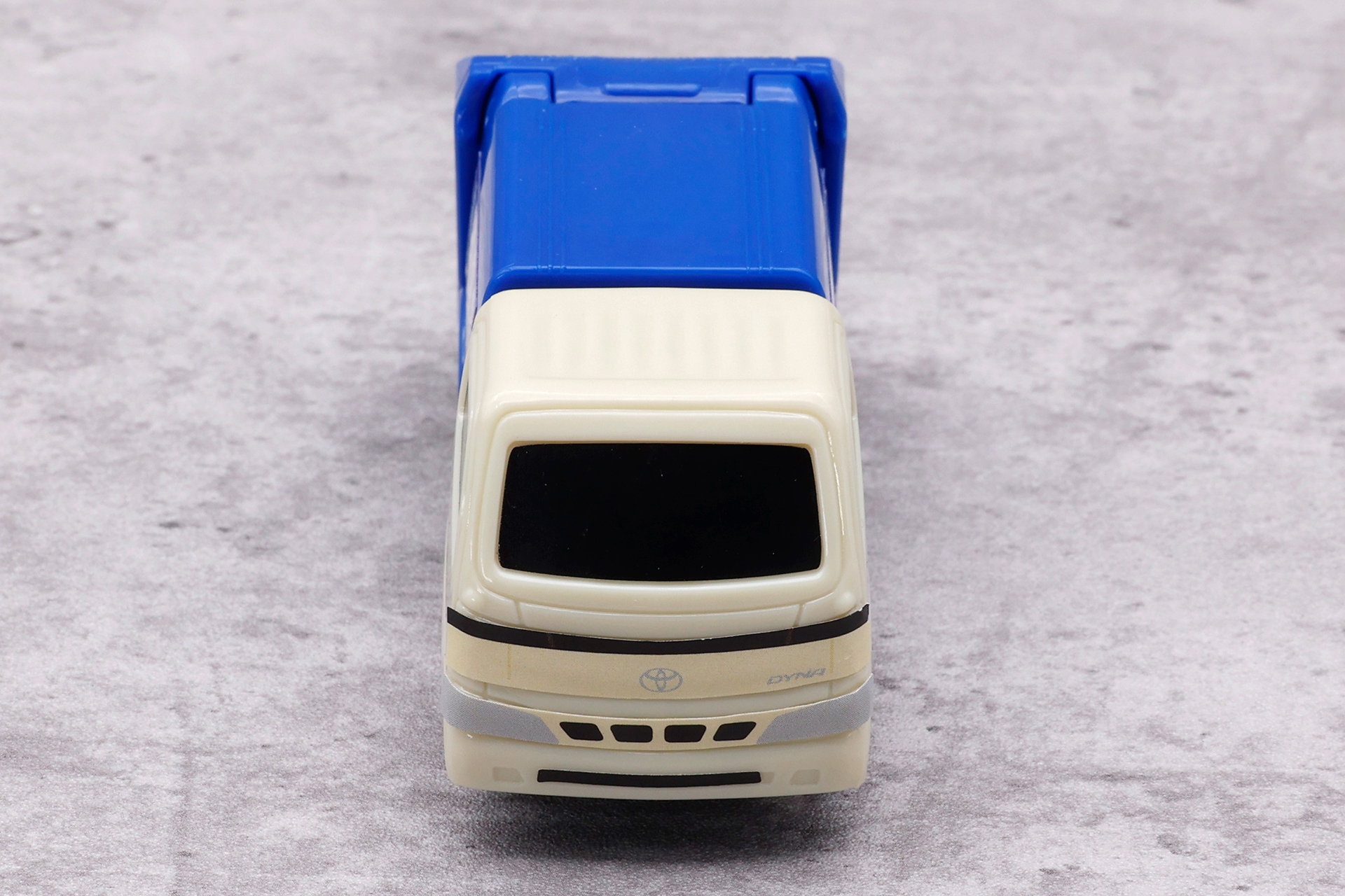 続いて清掃車の方もシールを貼っていく。ライトなどの装飾分はシールだが、それほど違和感がない