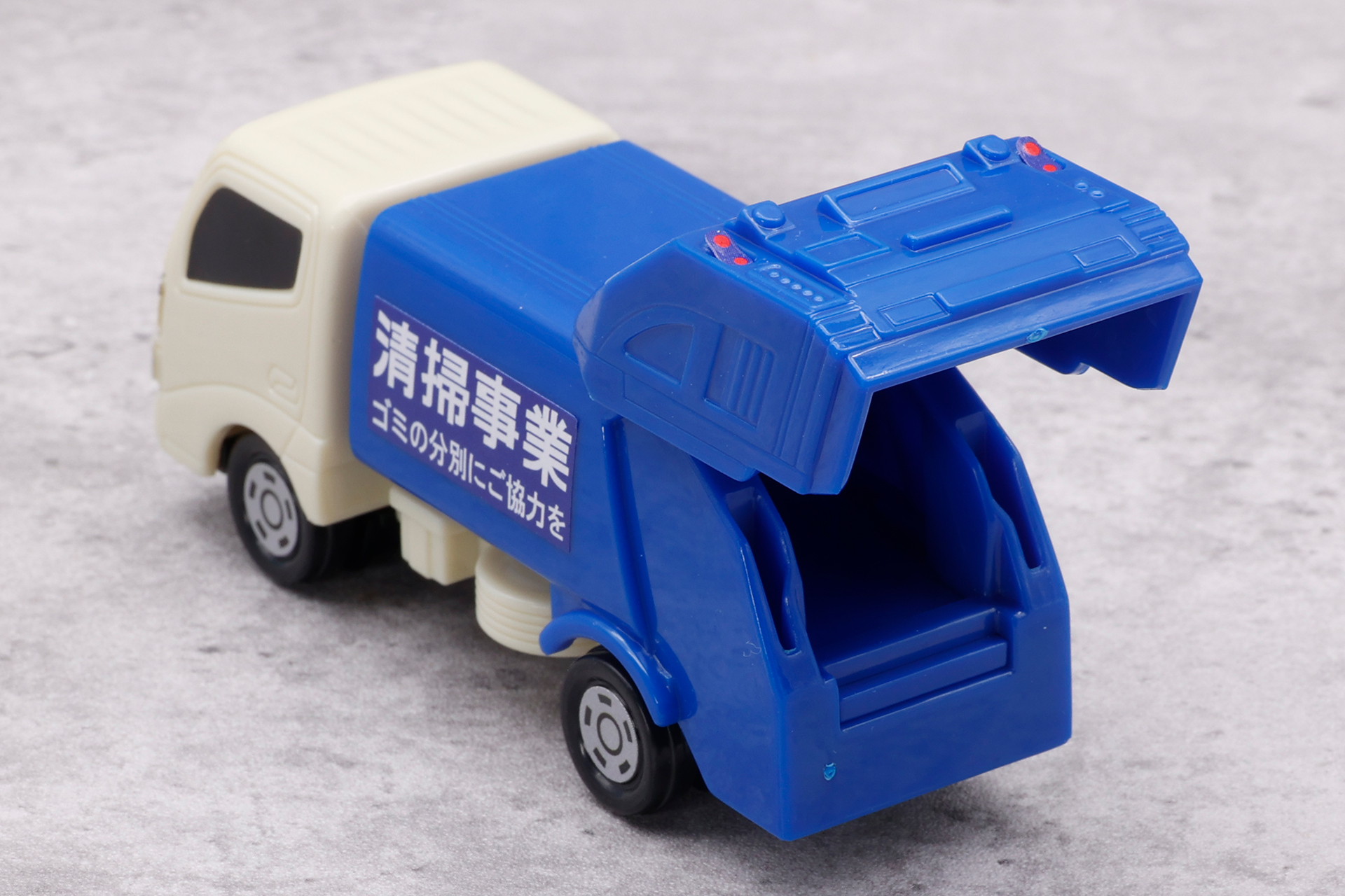 後ろの扉は、このように大きく開けて固定することができる